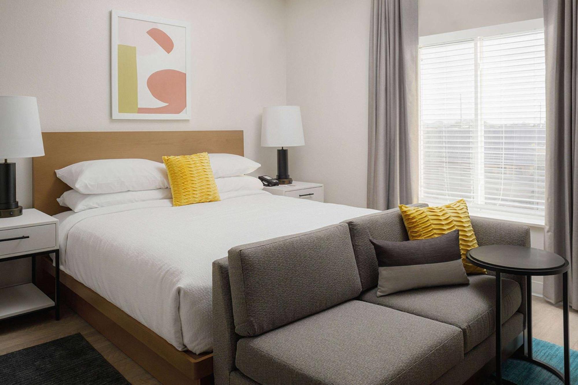 Studio Suite Roll-In Shower Hearing Accessible - King Bed