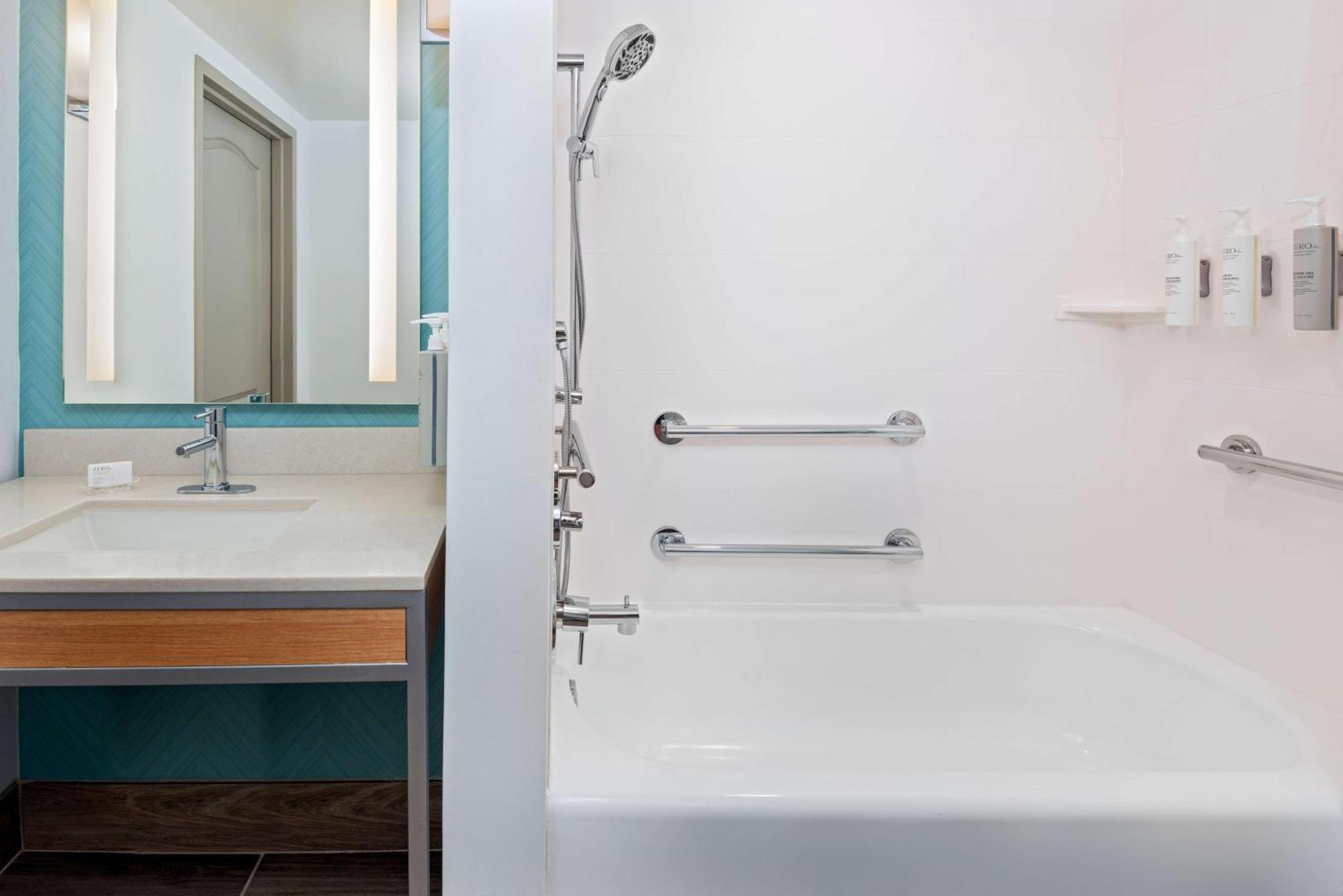 King Room Tub Mobility Hearing Access