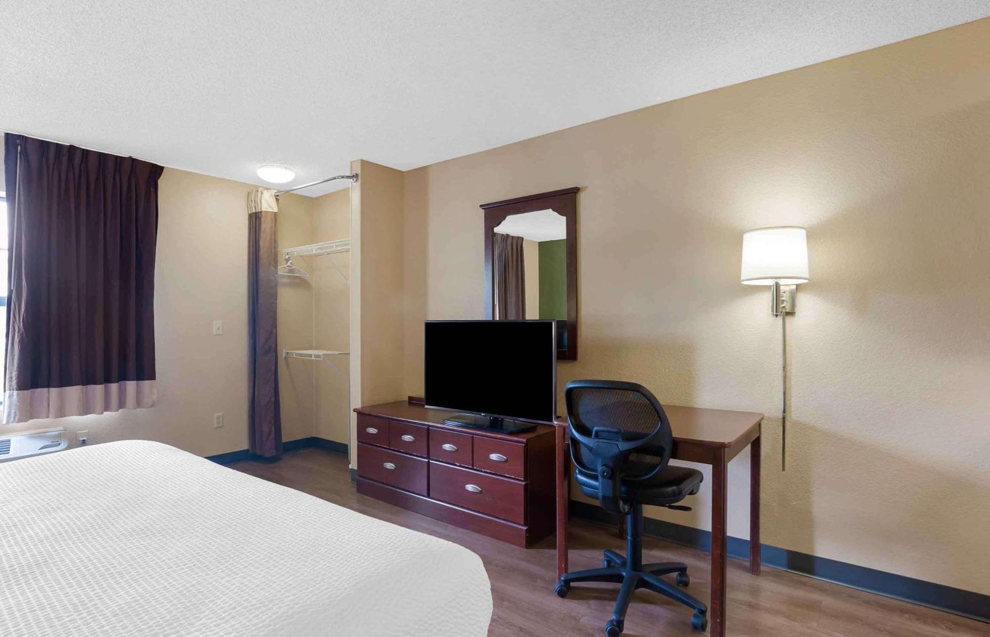 Deluxe Studio 1 King Bed Non-Smoking