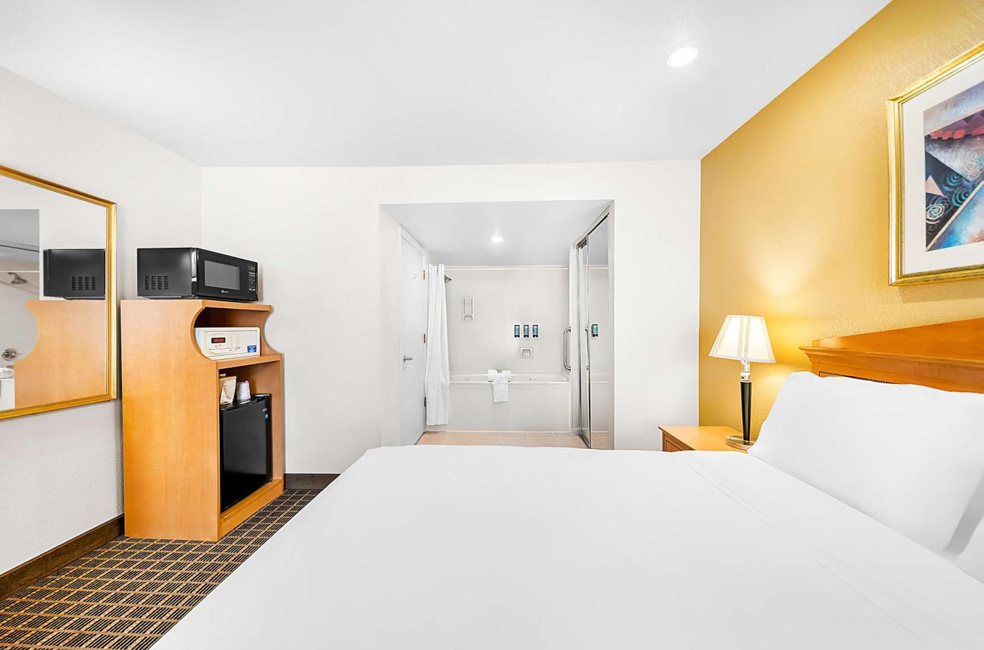Queen Suite Jetted Tub