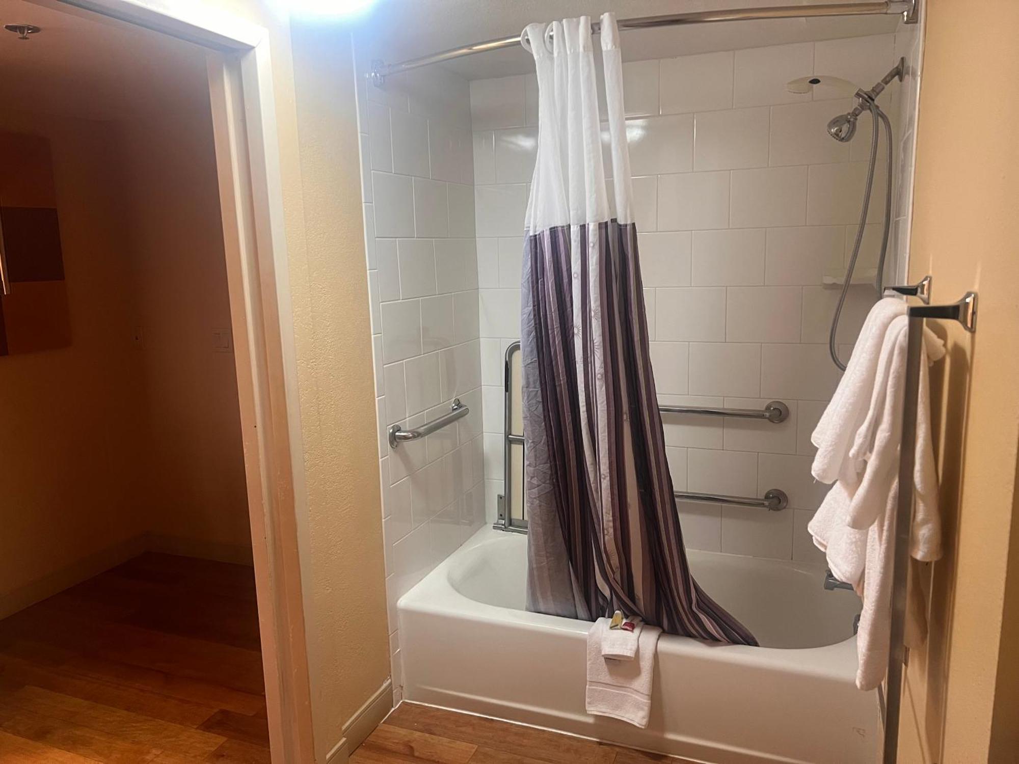 Double Room Bath Tub Mobility Accessible or Non-Smoking