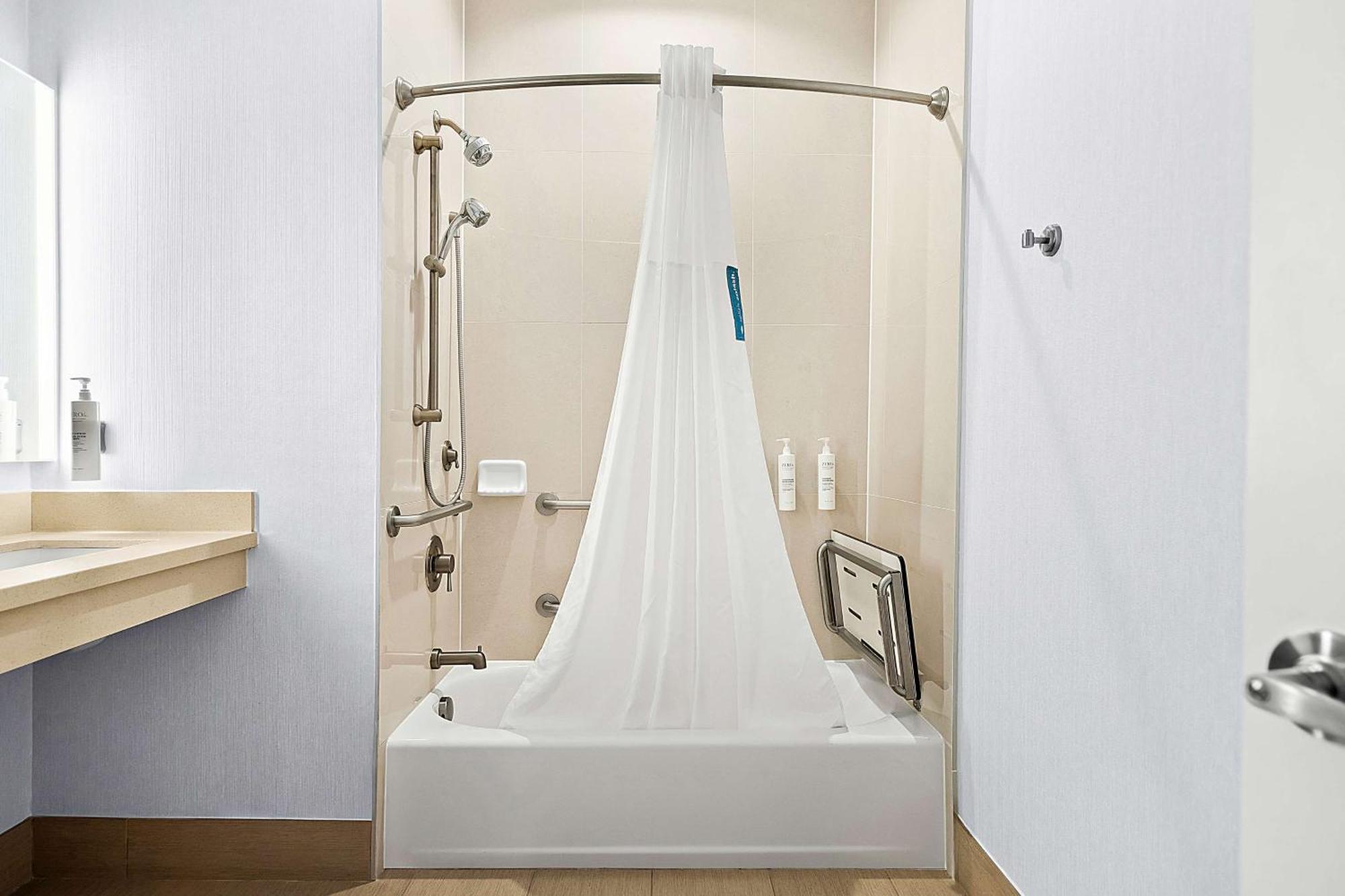 King Room Accessible Tub Mobility Hearing Access or Non-Smoking,1610833956:JPEG