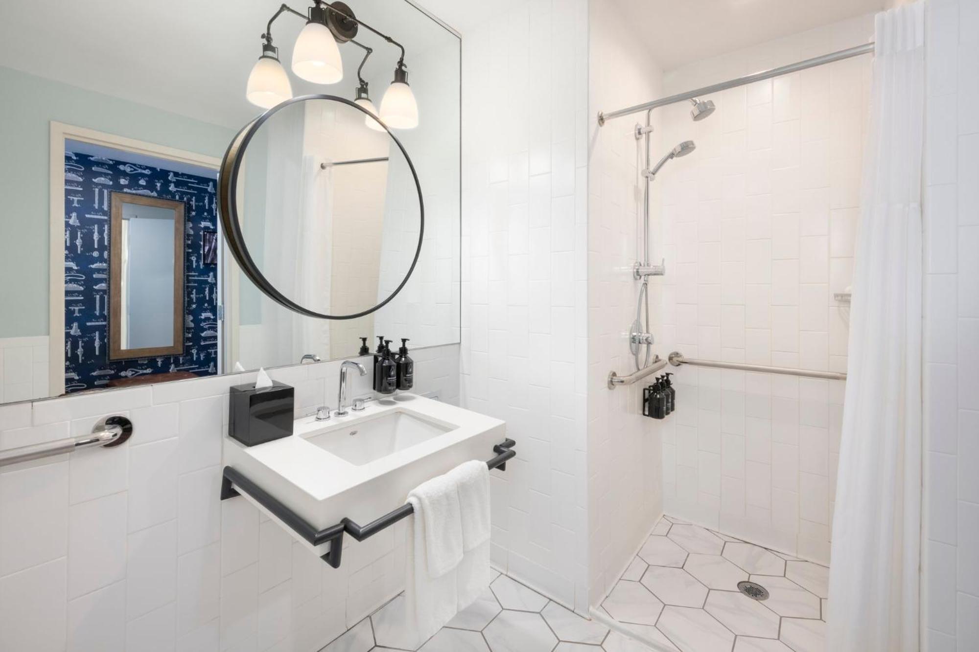King Room Hearing Accessible Roll Shower