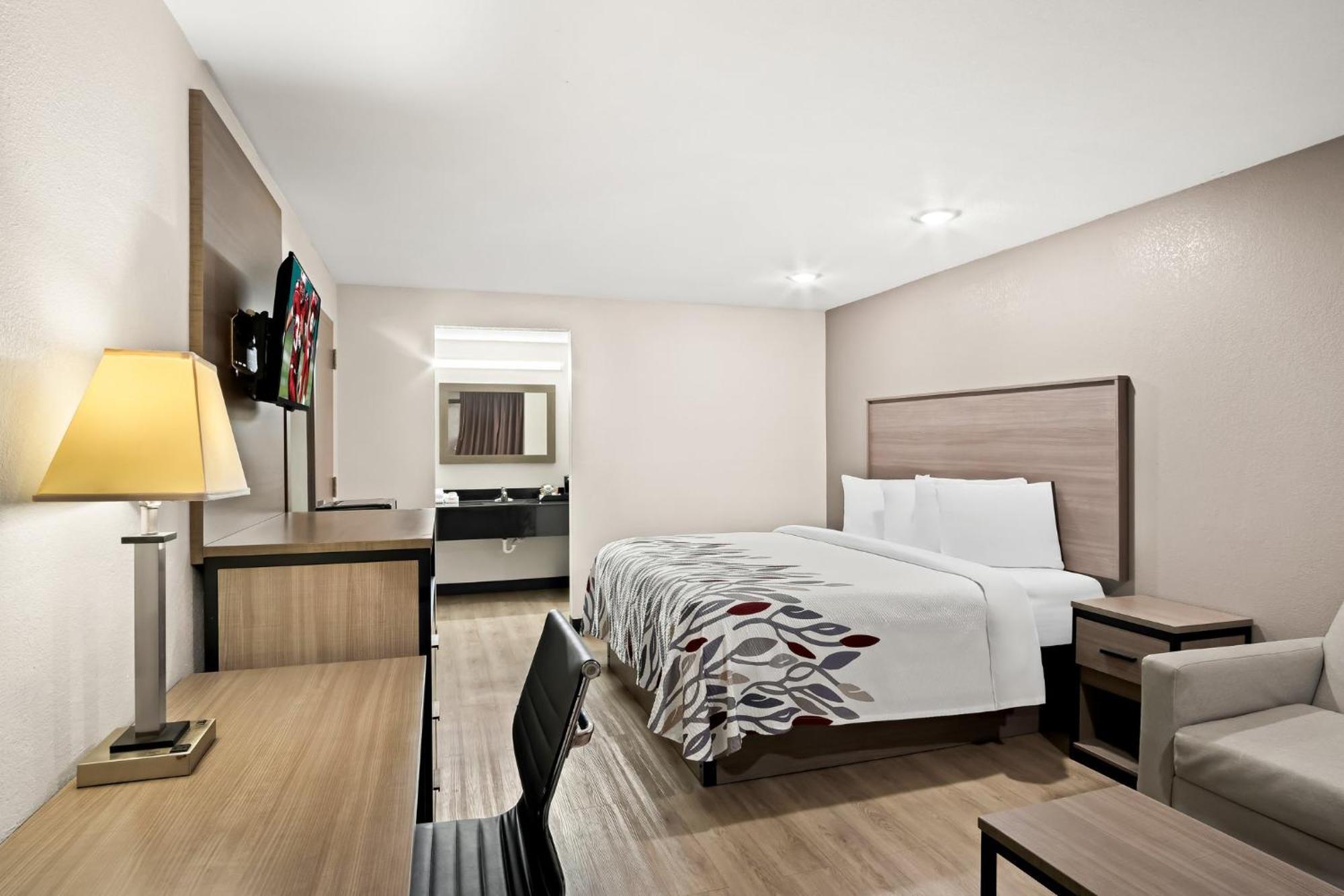 Deluxe King Room Poolside Non-Smoking