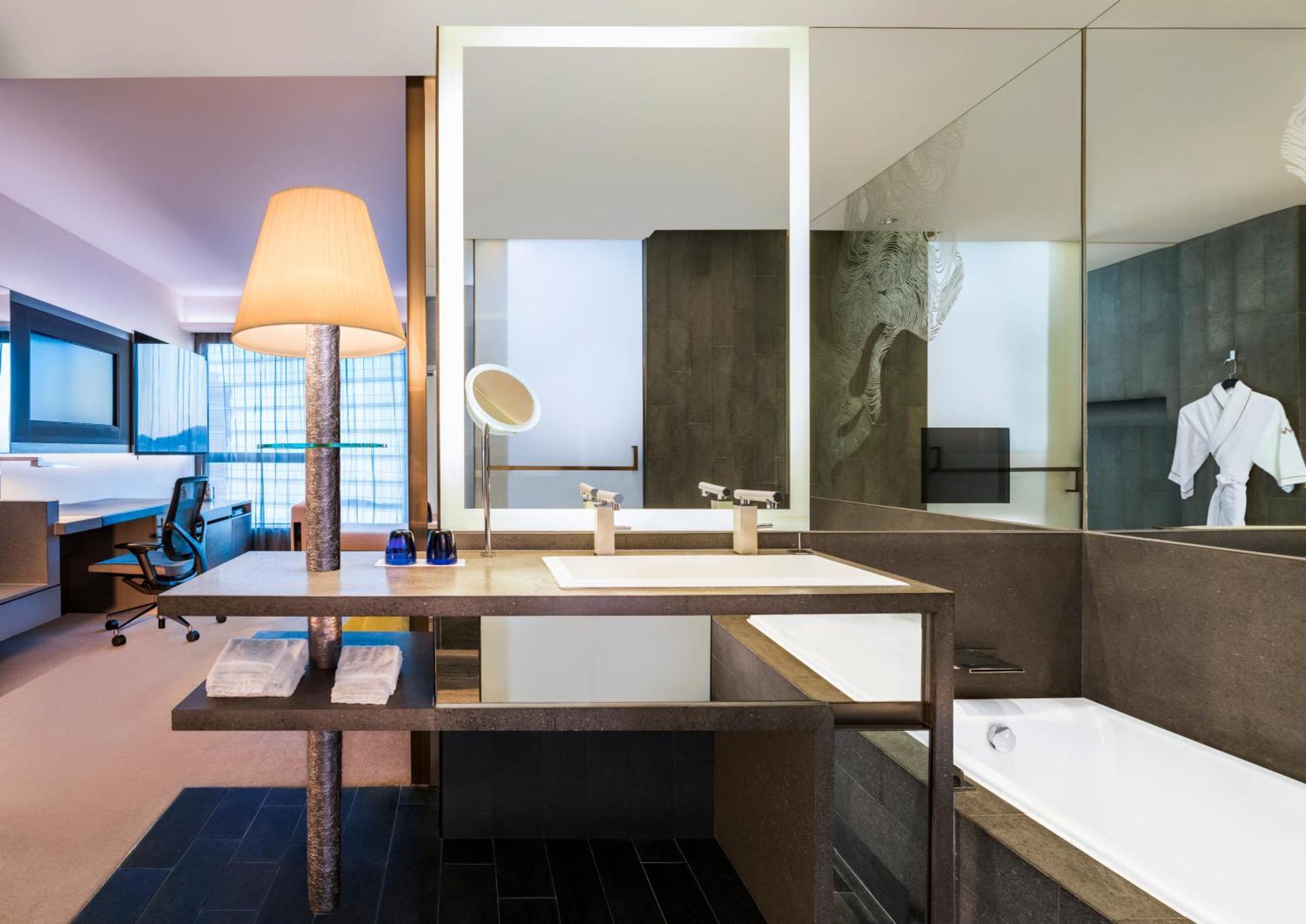 Spectacular King Room Partial Harbour View