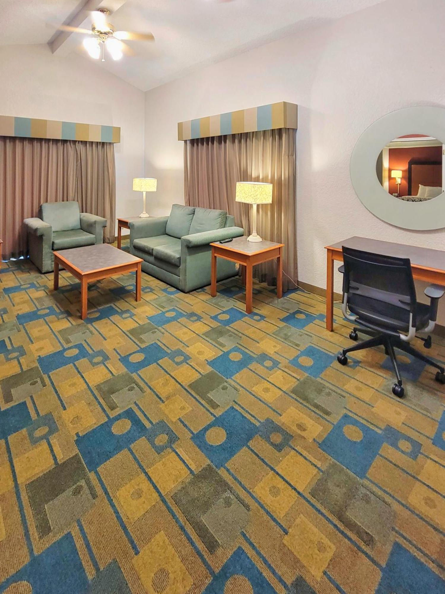 One-Bedroom King Suite Non-Smoking