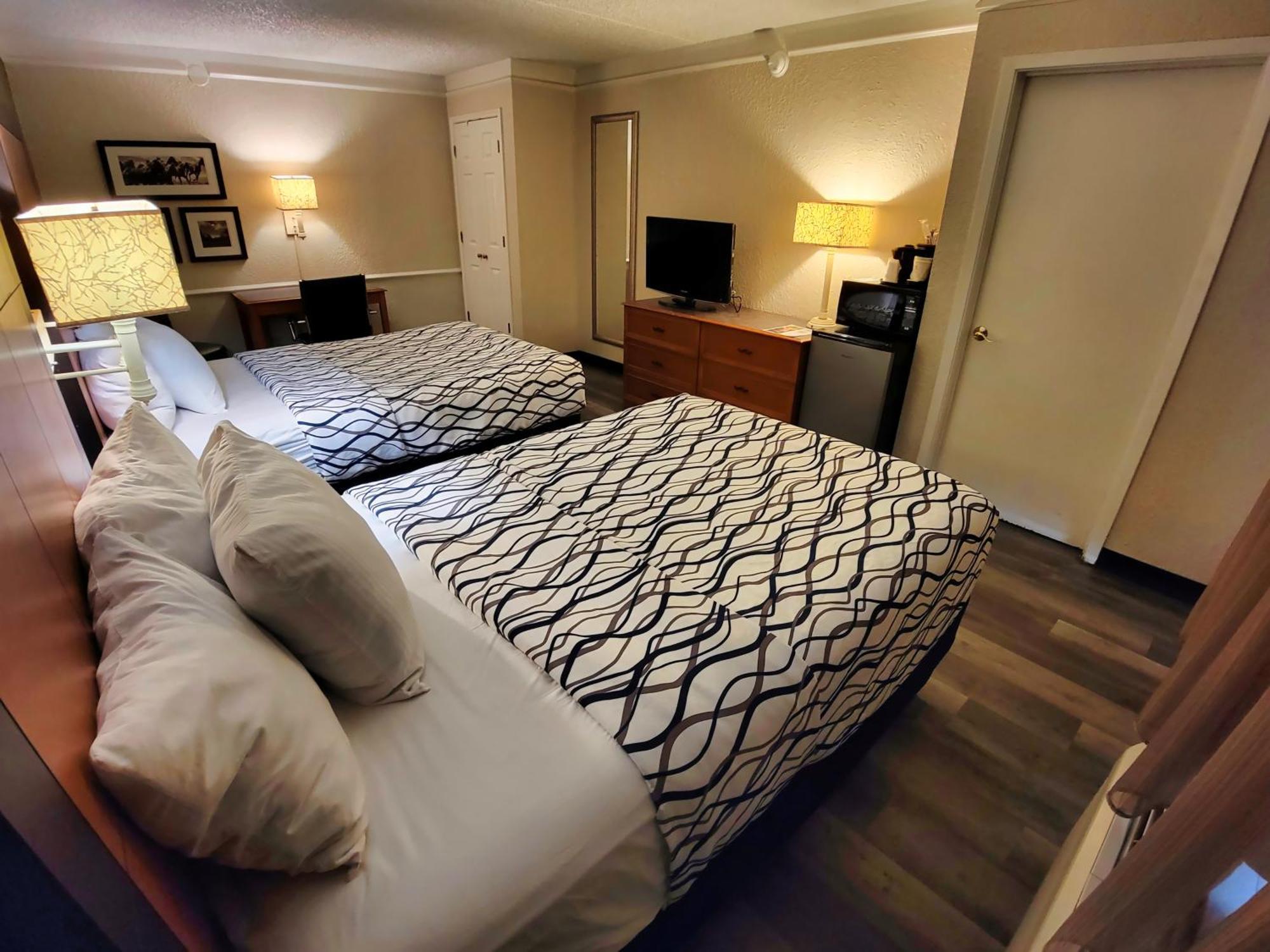 Queen Room Two Queen Beds Bath Tub Mobility or Hearing Accessible Non-Smoking