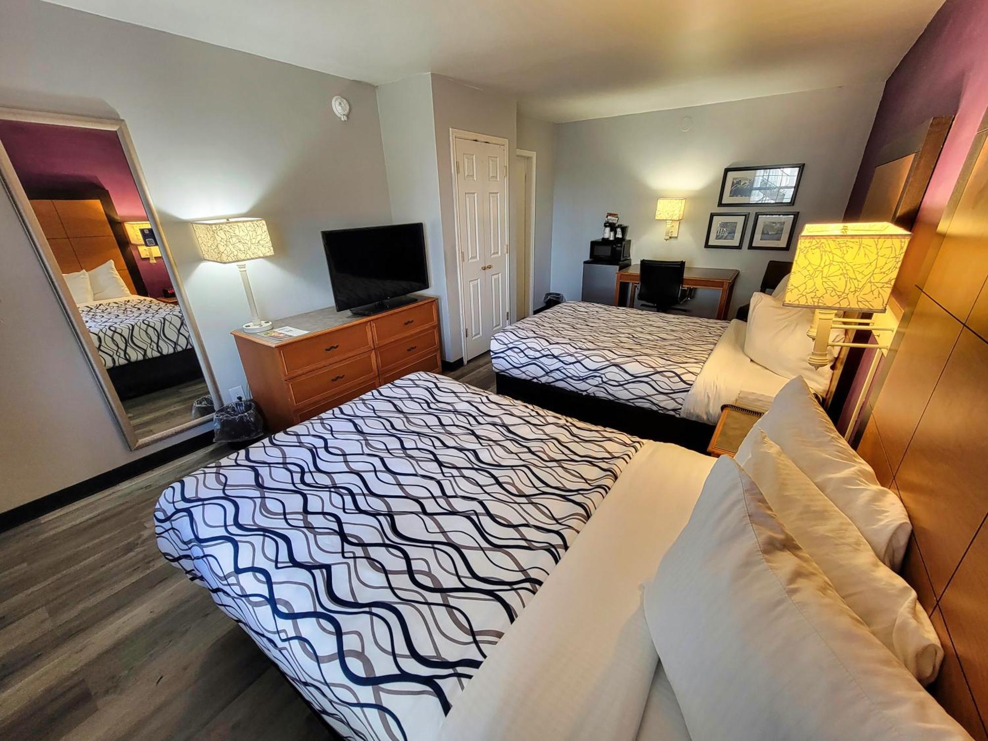 Queen Room Two Queen Beds Bath Tub Mobility or Hearing Accessible Non-Smoking