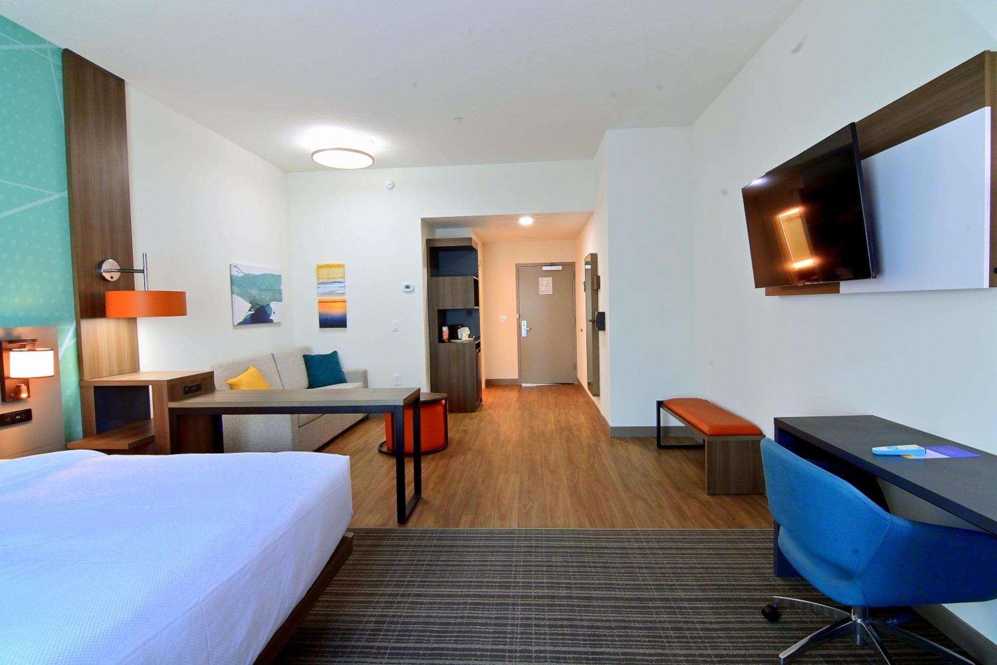 King Suite with Sofa bed/Roll-In Shower - Disability Access/Non Smoking
