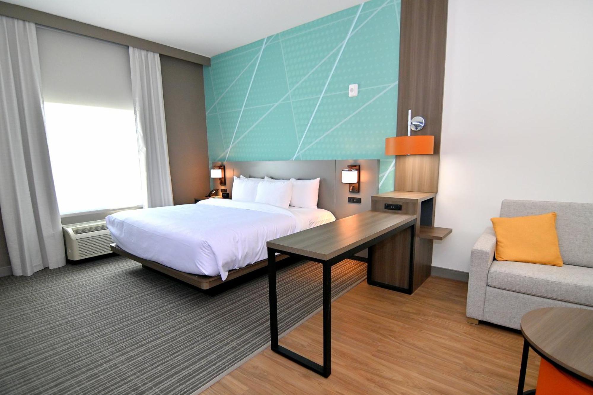 King Suite with Sofa bed/Accessible Tub - Disability Access/Non Smoking