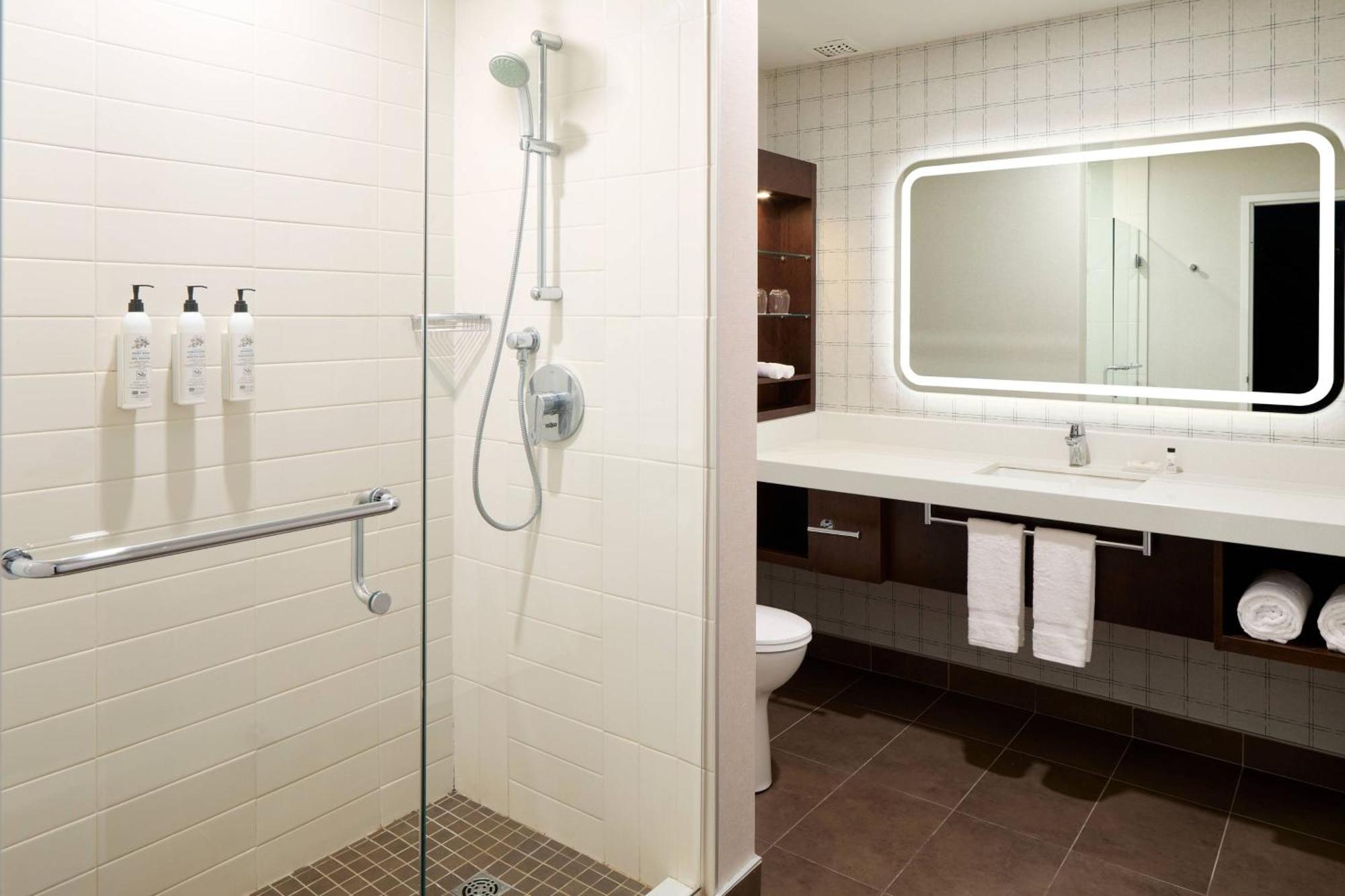 Deluxe King Room Water View