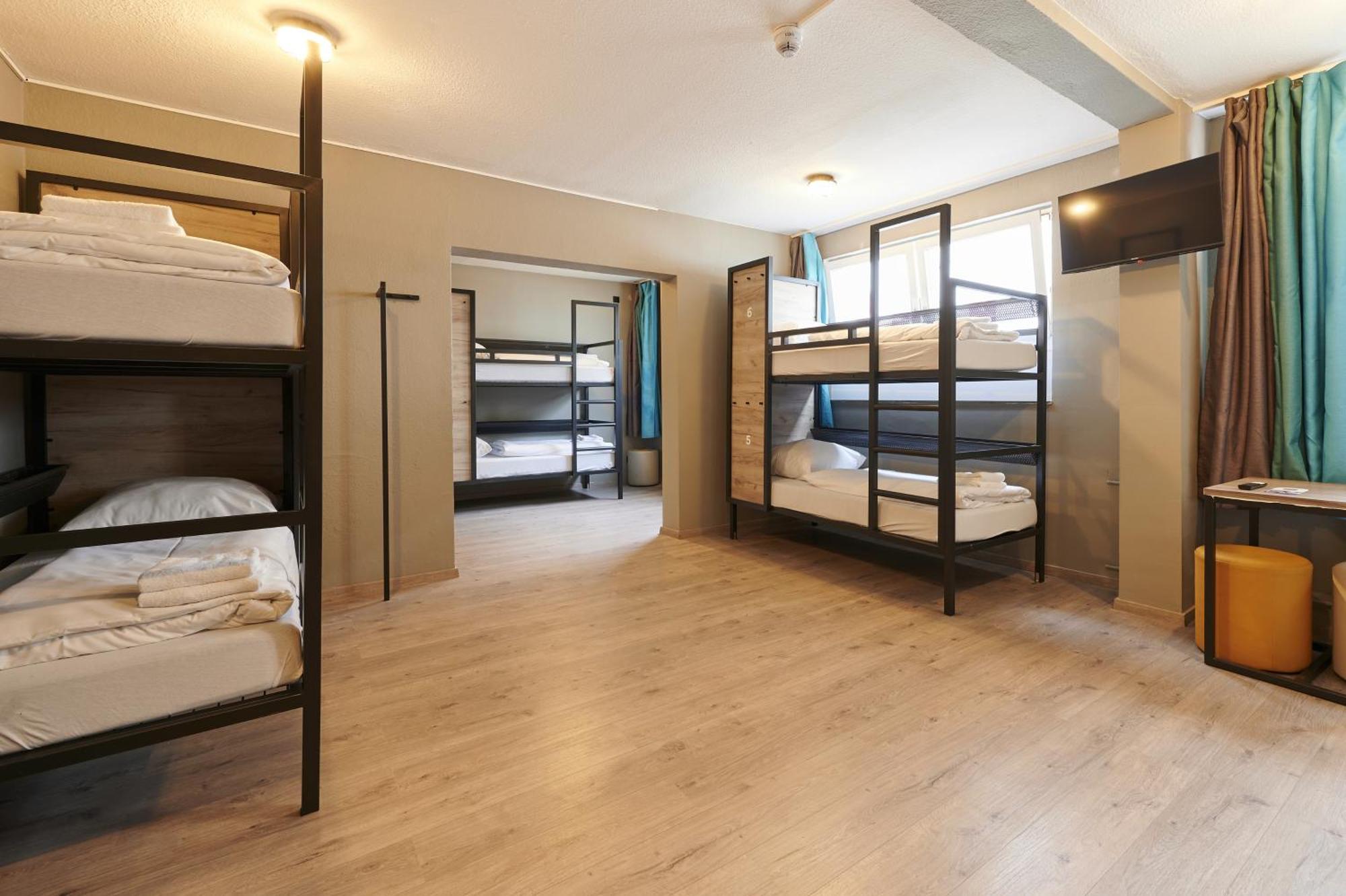 Bed 8-Bed Dormitory Room