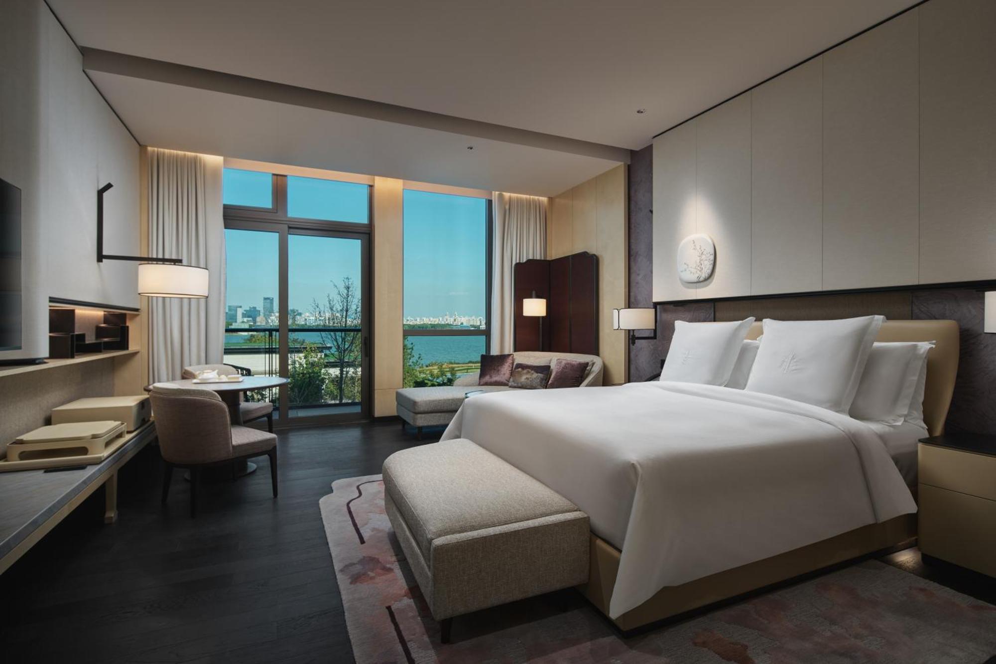 Deluxe Lake View Room King
