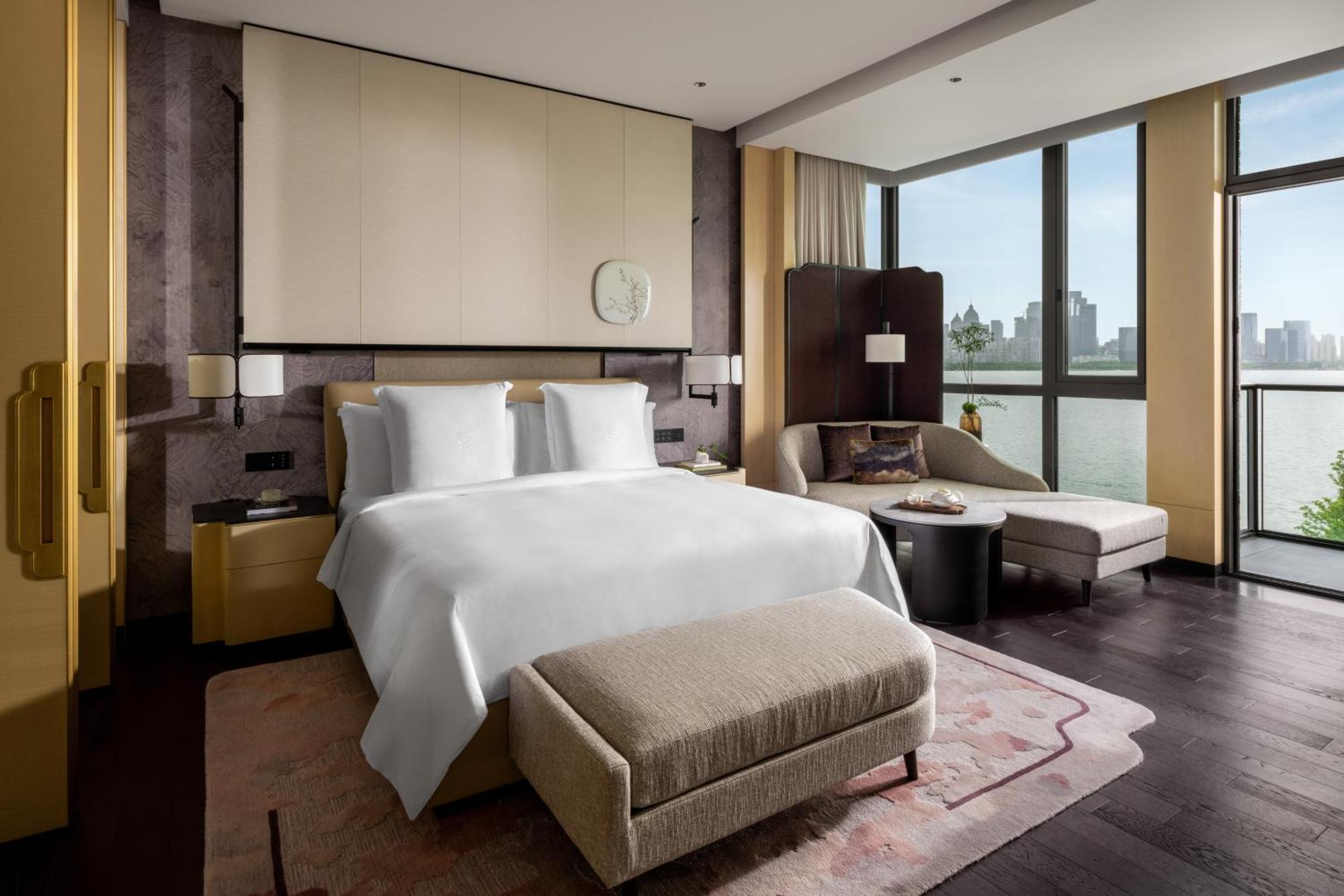 Premier Lake View Room King
