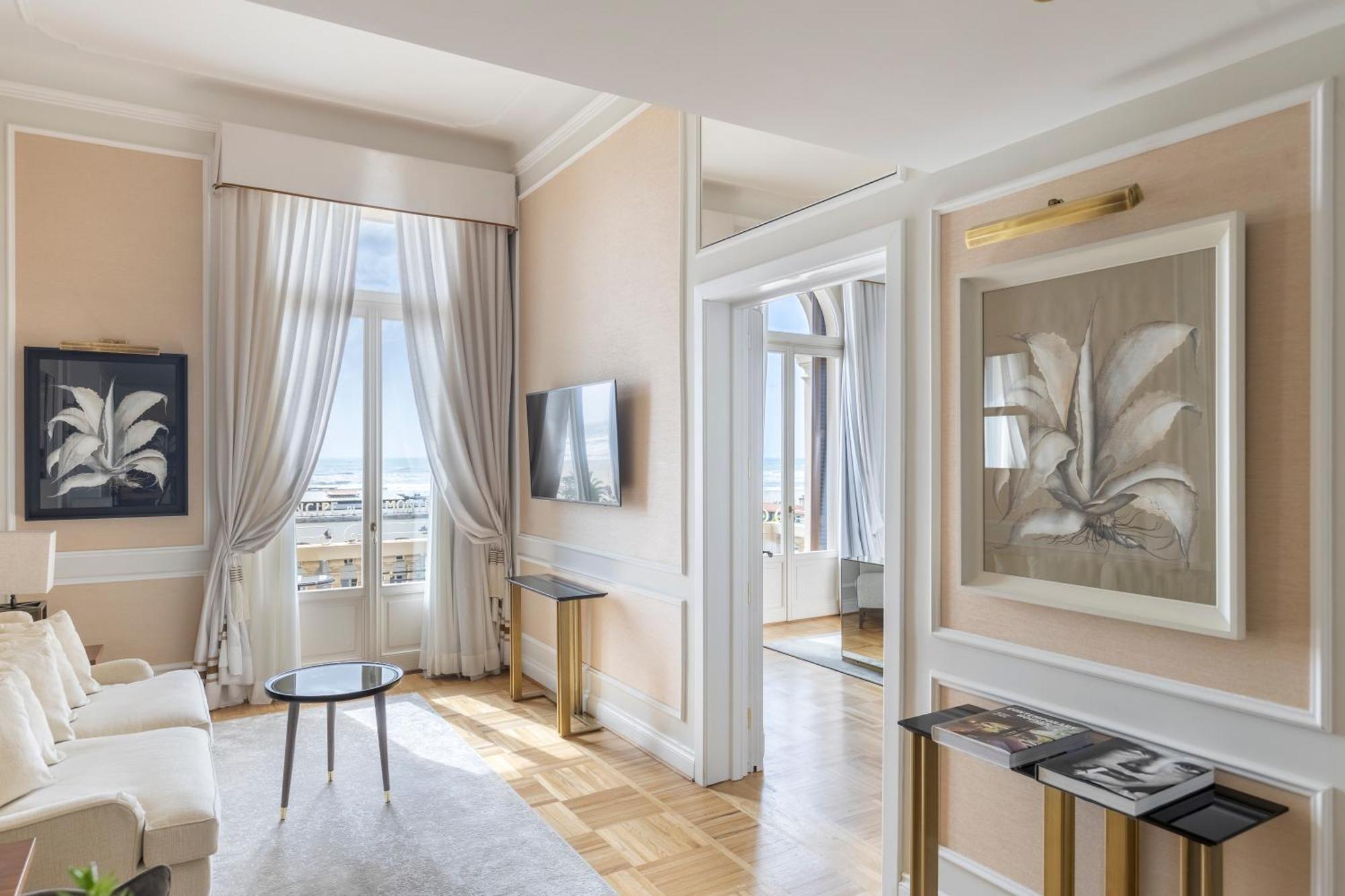 One-Bedroom Suite Front Sea View