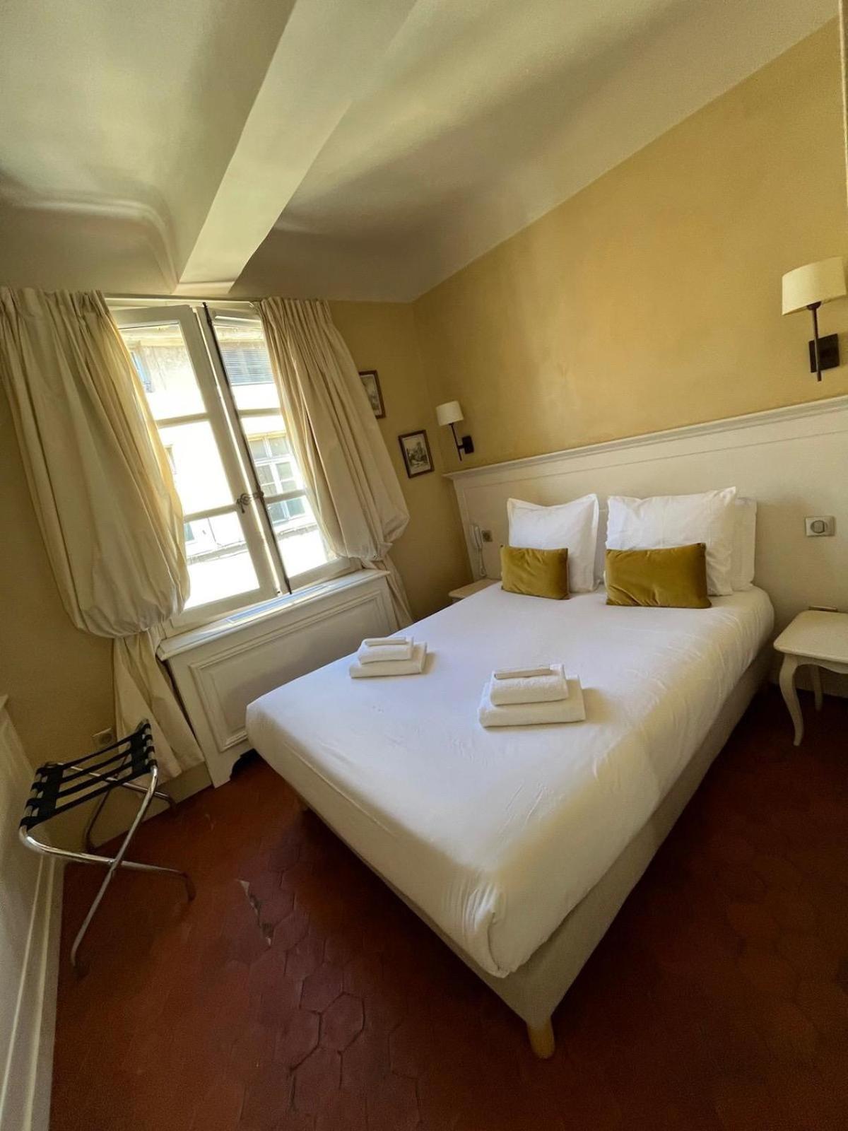 Double Room Mirabeau (second floor)