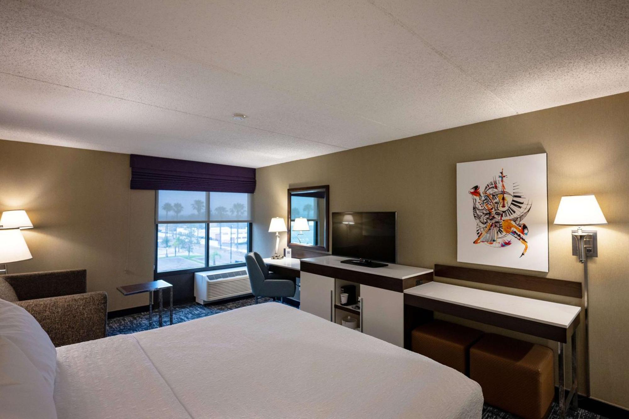 King Room with King Bed - Non-Smoking