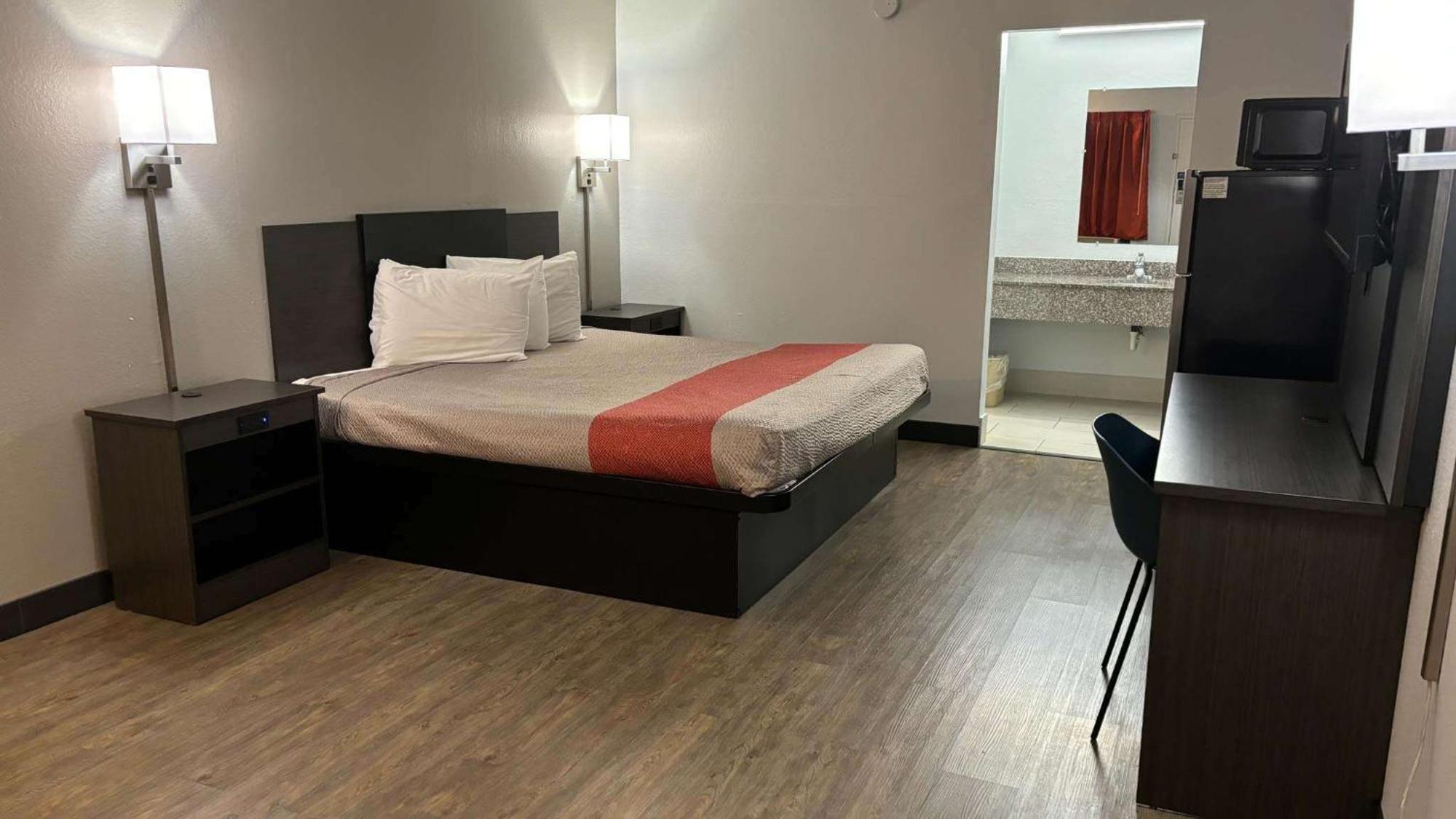 Queen Room - Disability Access - Roll in Shower