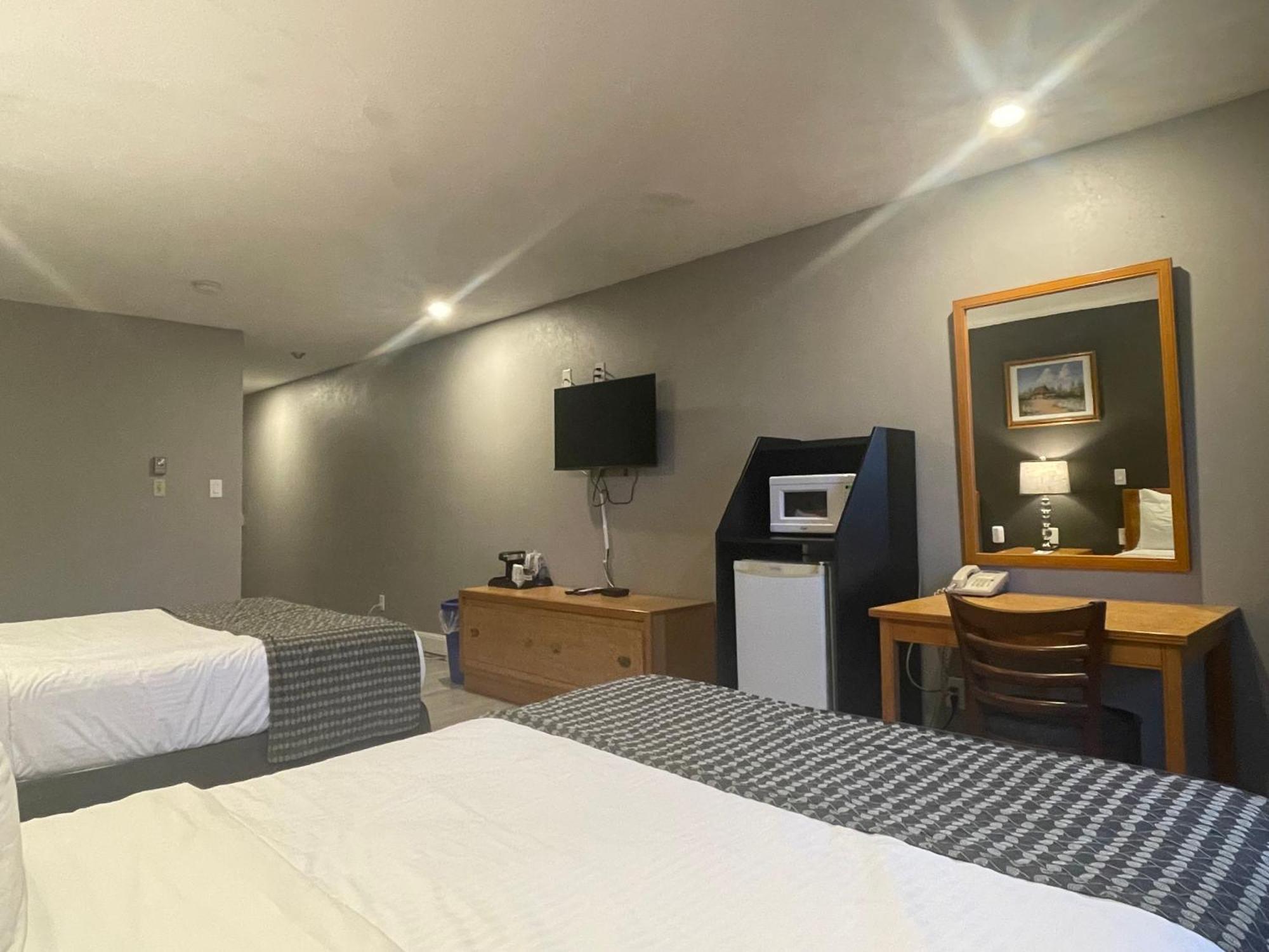 Queen Room Two Queen Beds Mobility Access or Non-Smoking