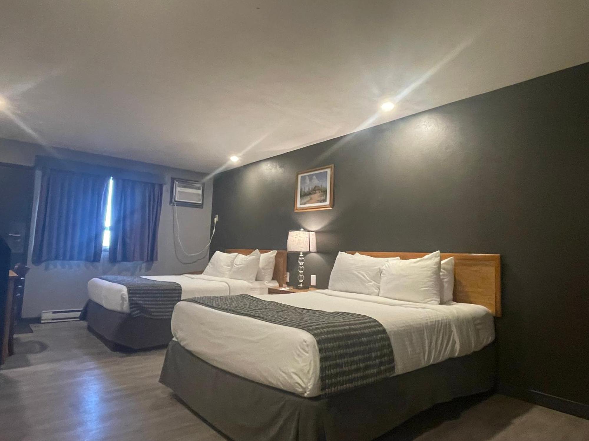 Queen Room Two Queen Beds Mobility Access or Non-Smoking