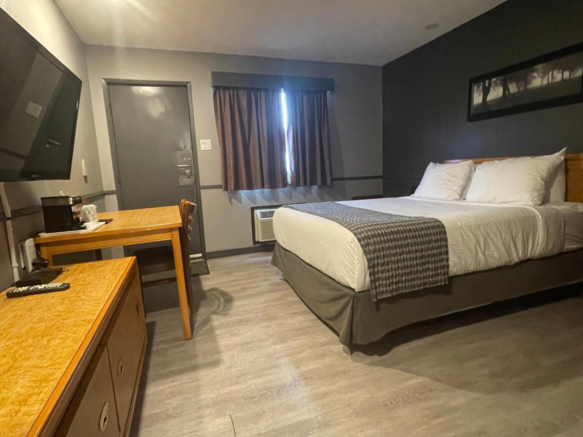 Queen Room Two Queen Beds Exterior Entrance or Non-Smoking
