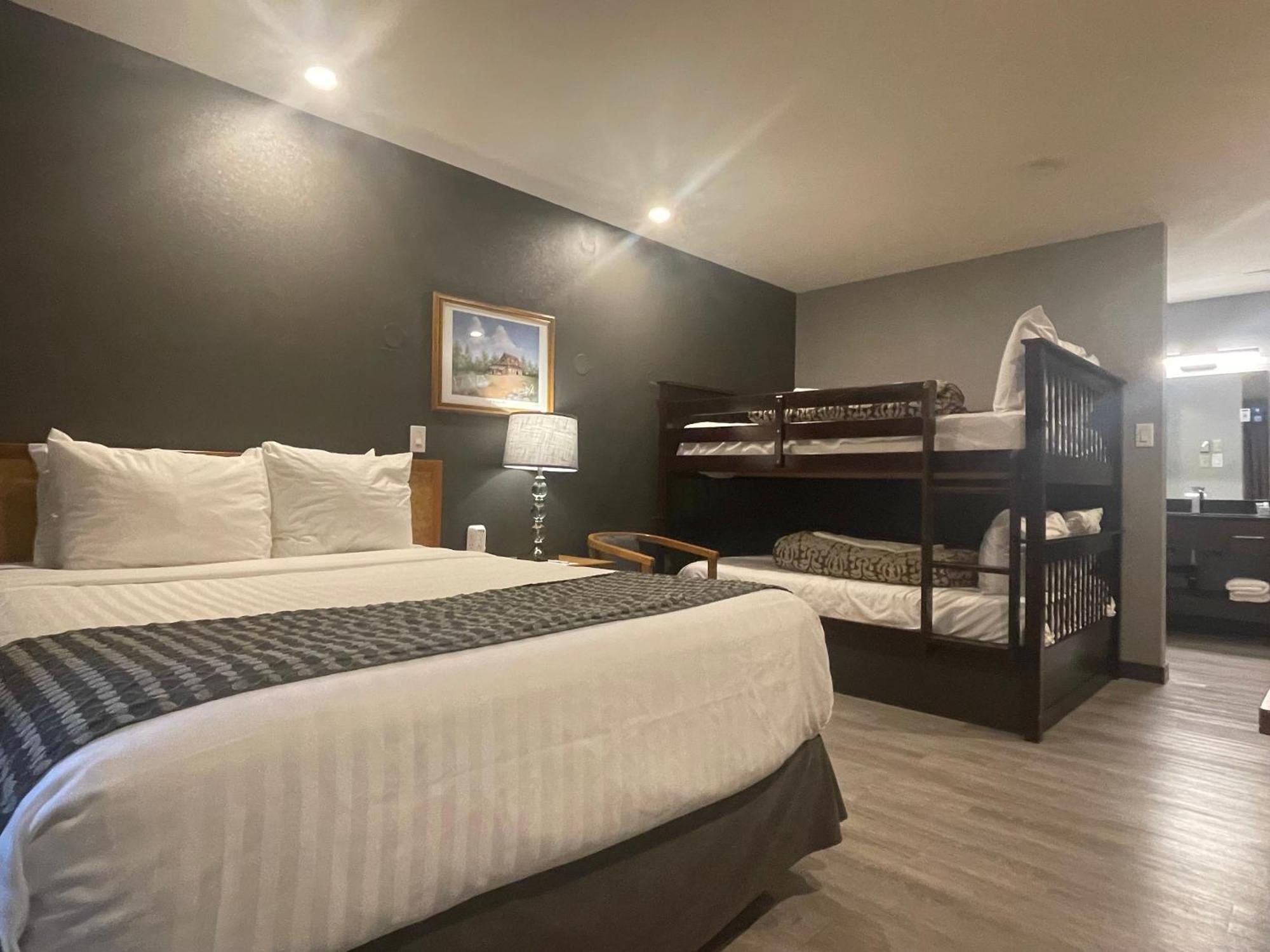 Family Room One Queen Bed Bunk Beds Non-Smoking