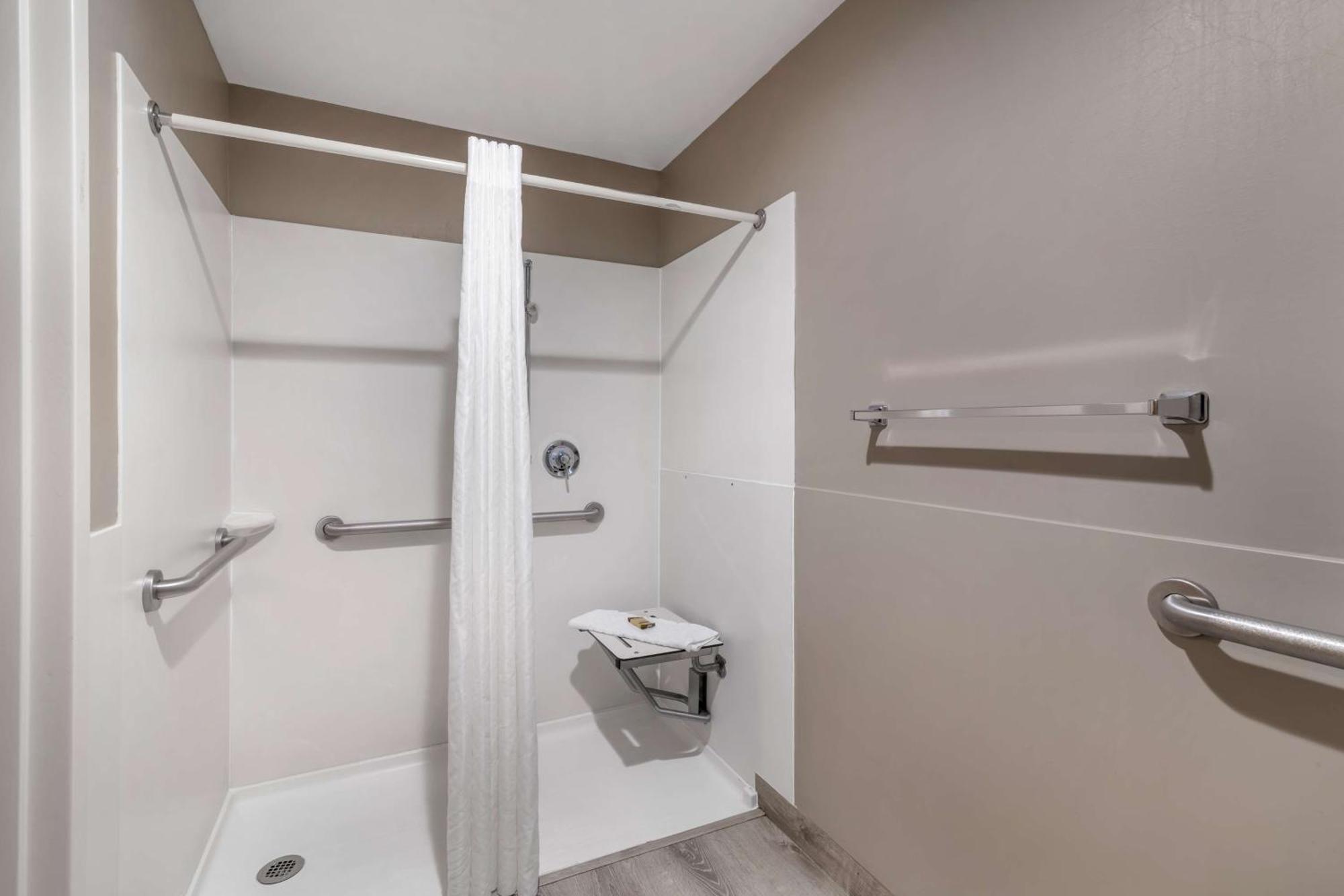 King Room Roll Shower Disability Access or Non-Smoking