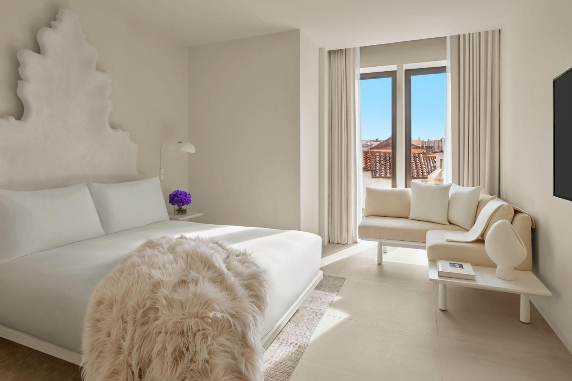 Deluxe King Room City View