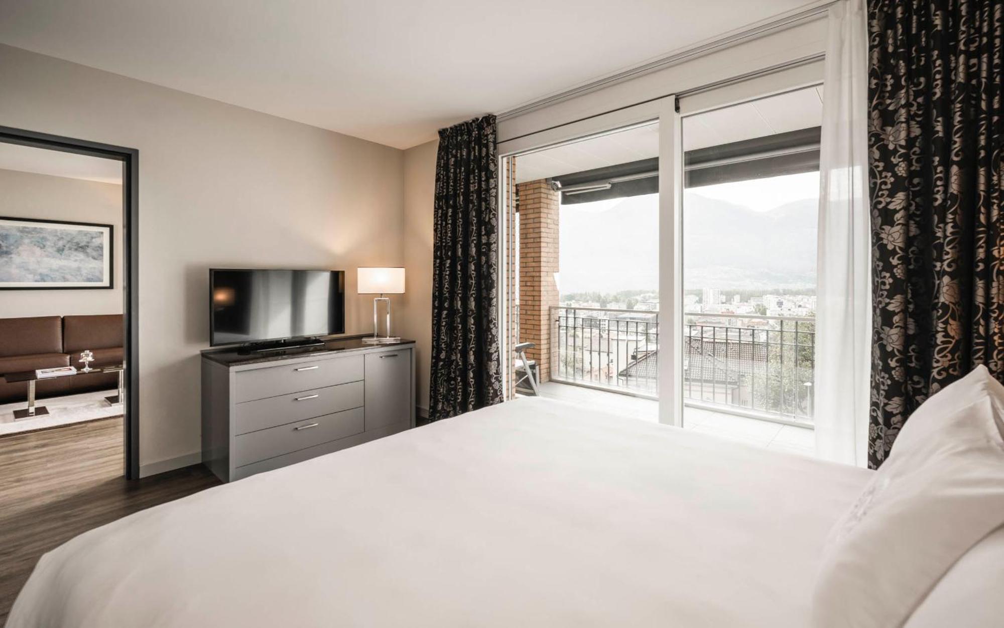 Suite with Balcony and Lake View