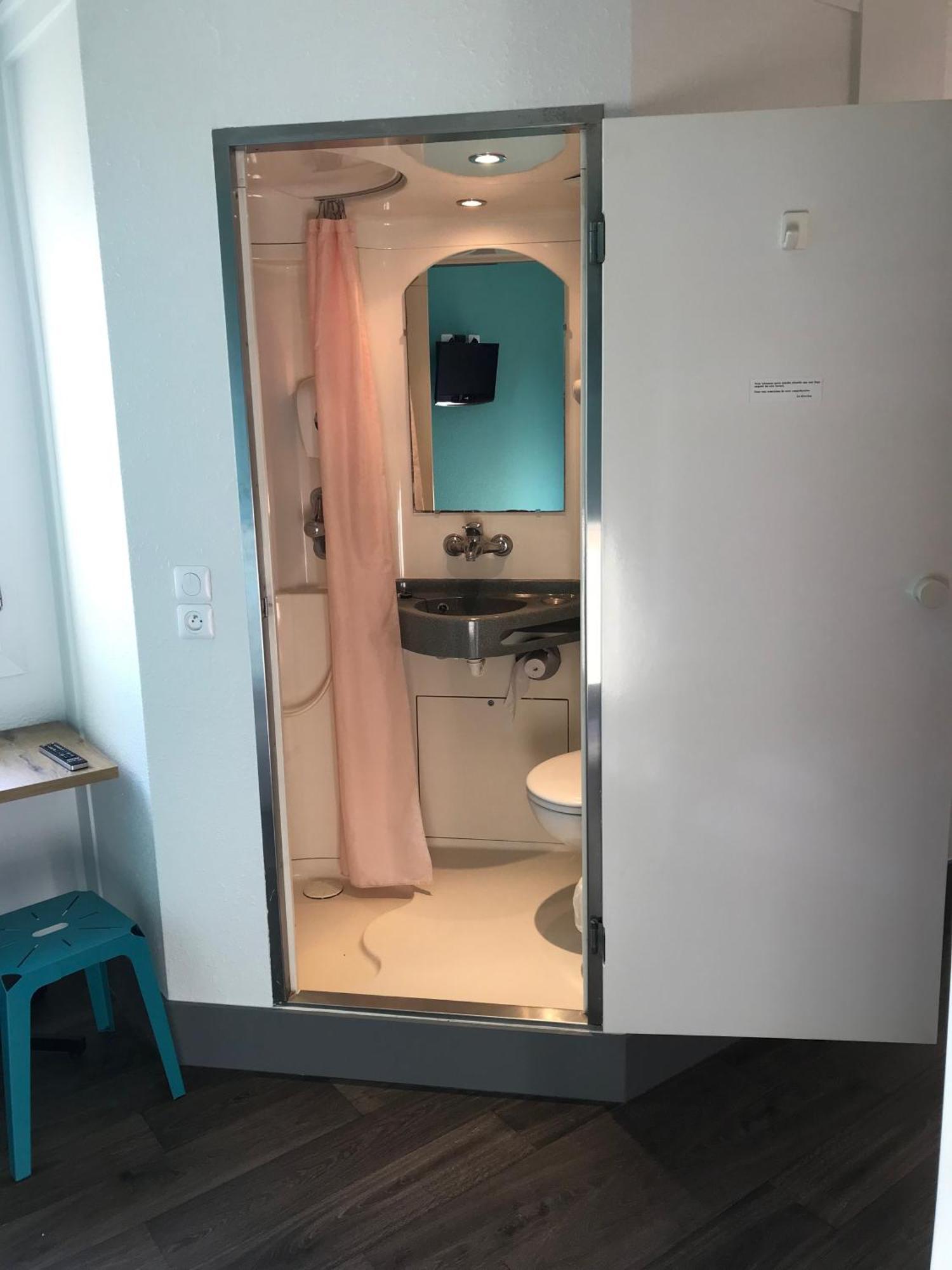 Cabrio Triple Room Bathroom,1615645461:JPEG