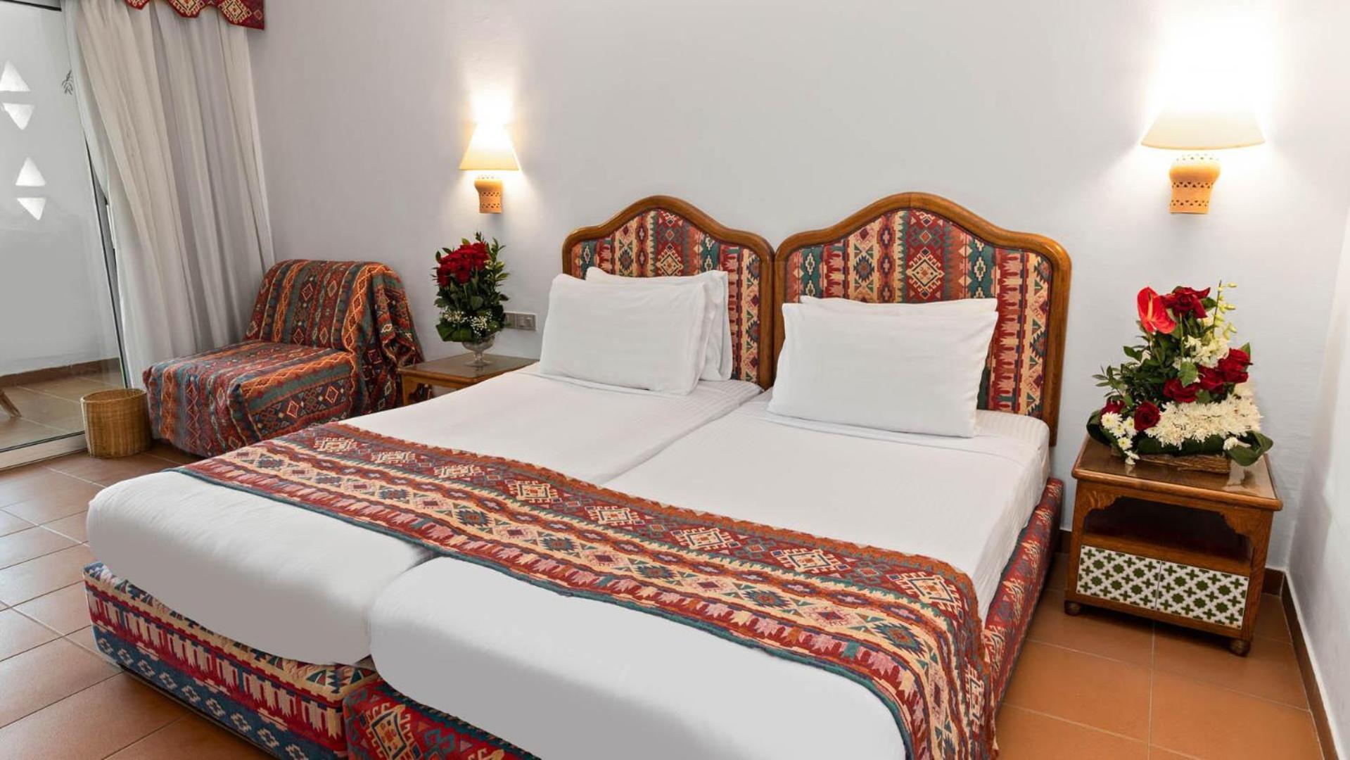 Bella Vista Zimmer mit Queensize-Bett oder 2 Einzelbetten sowie Meer-, Pool- und Gartenblick