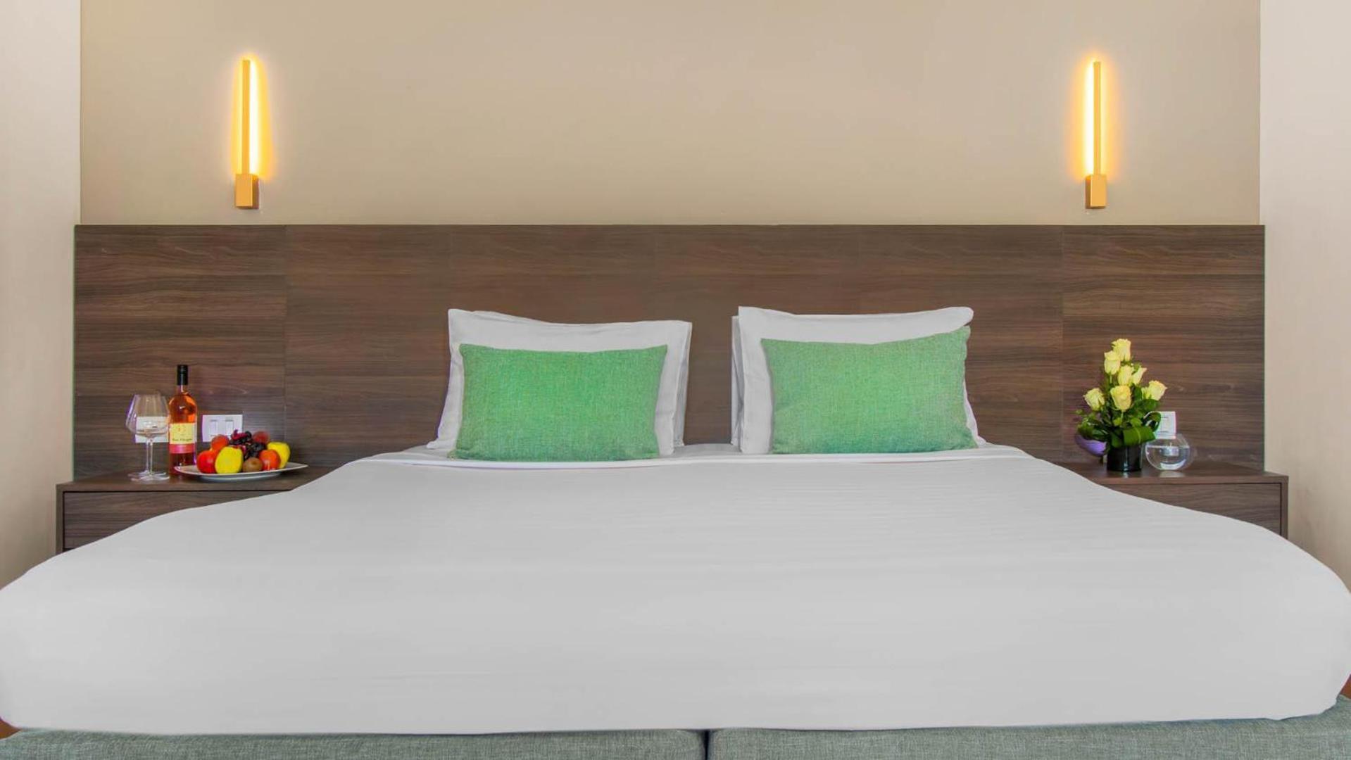 Oasis Zimmer mit Queensize-Bett oder 2 Einzelbetten sowie seitlichem Meer- und Gartenblick
