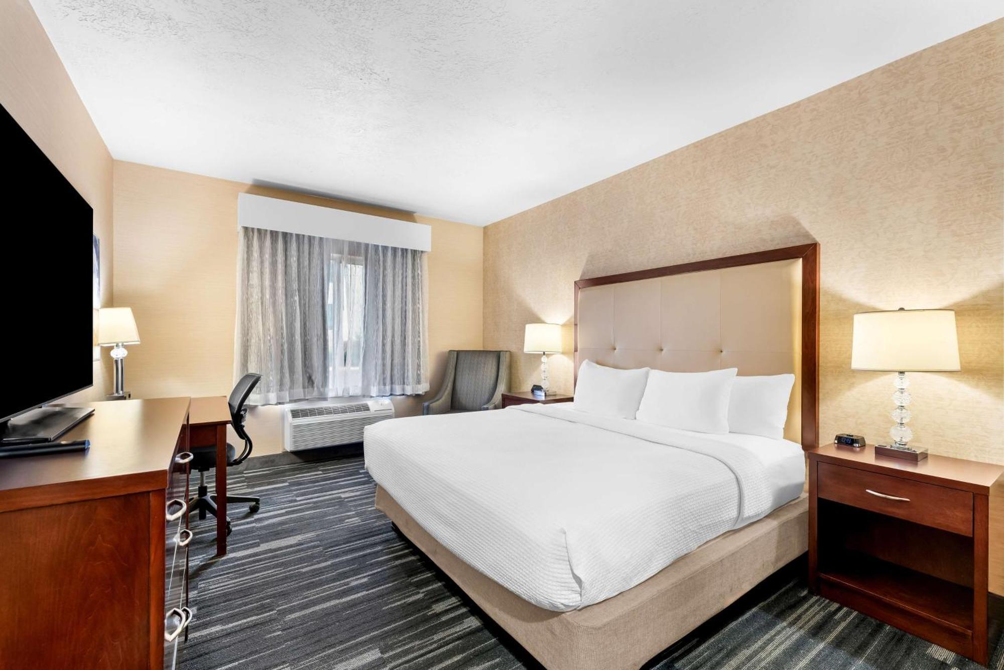 King Room Bath Tub Disability Access or Communication Assistance or Non-Smoking