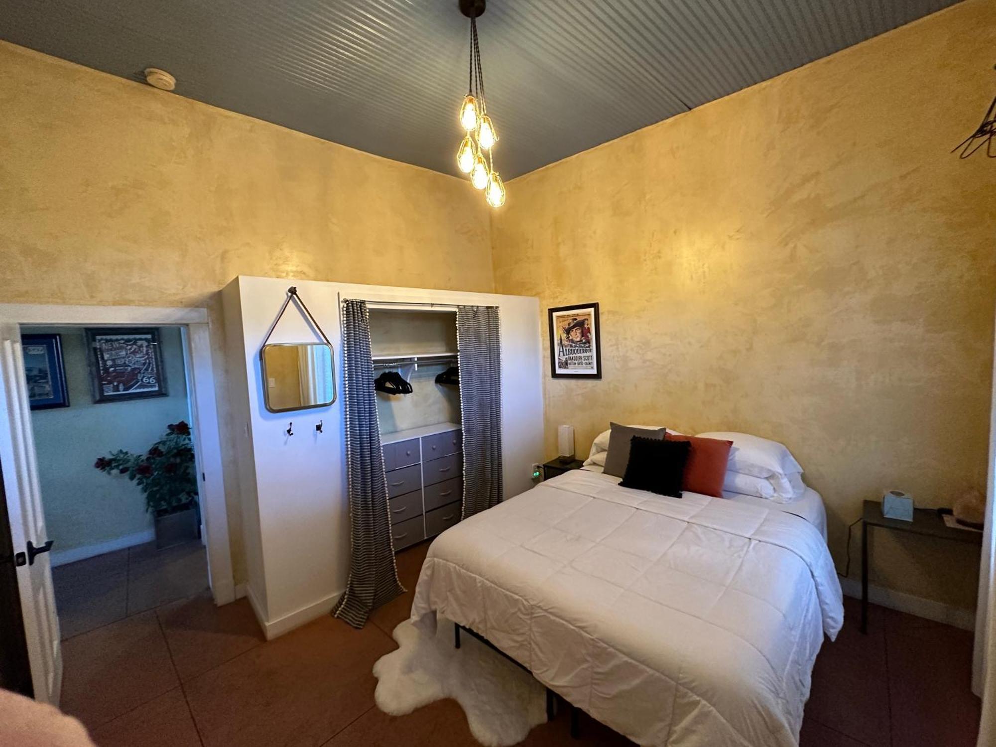 Deluxe Queen Suite