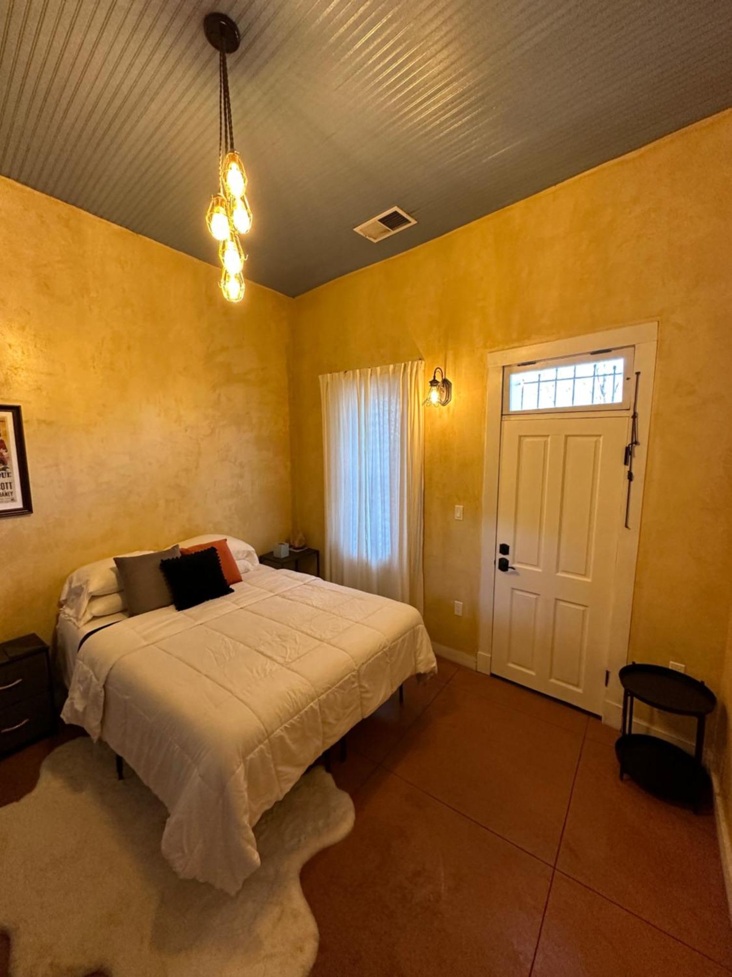 Deluxe Queen Suite