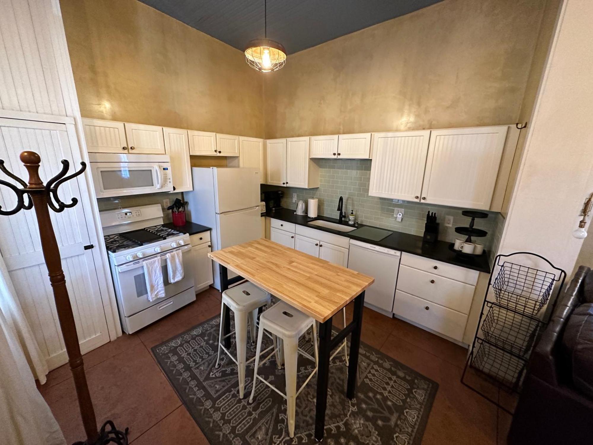 Deluxe Queen Suite