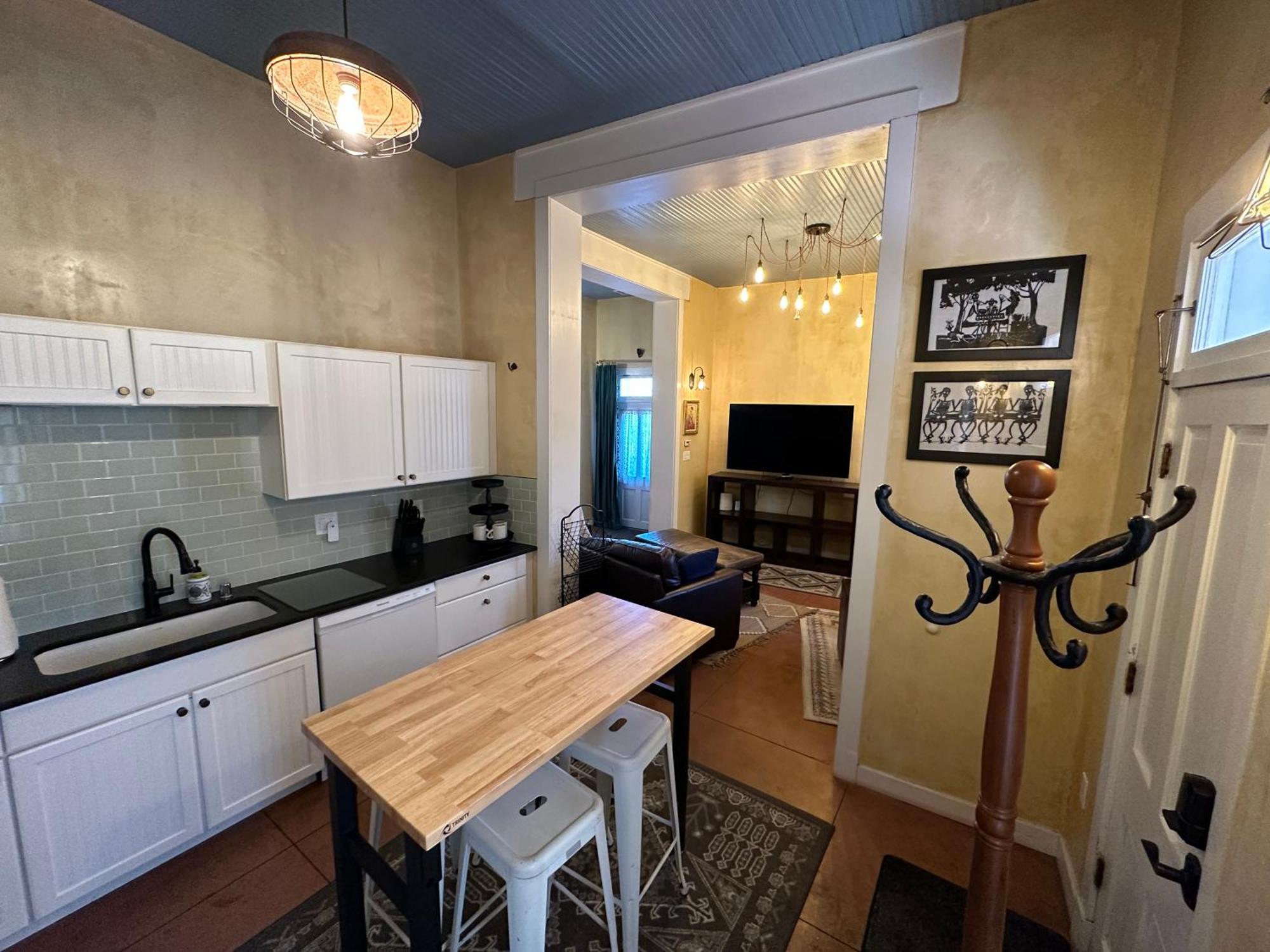 Deluxe Queen Suite