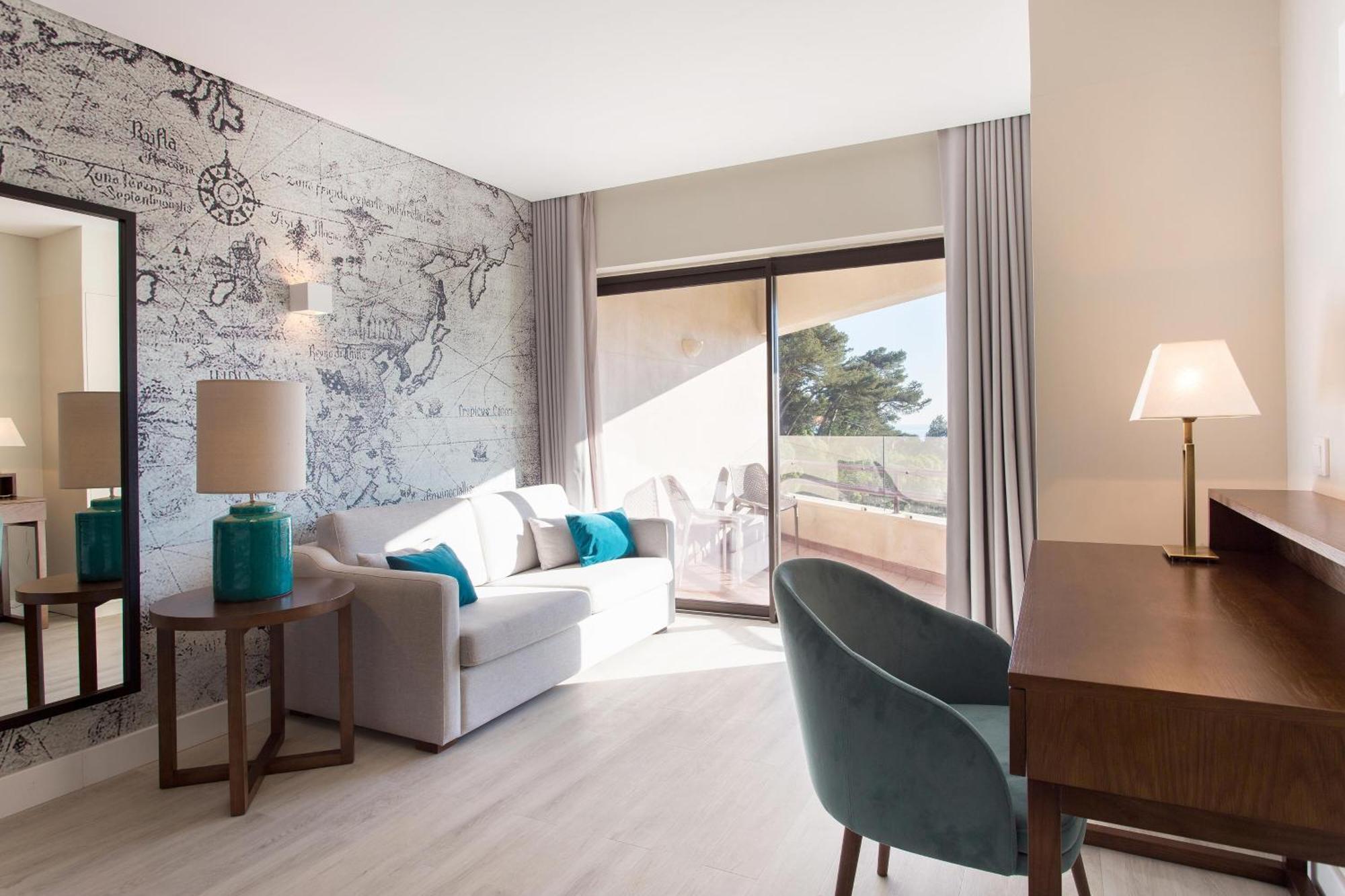 Family Guest room 1 Queen Sofa bed Pool view Balcony