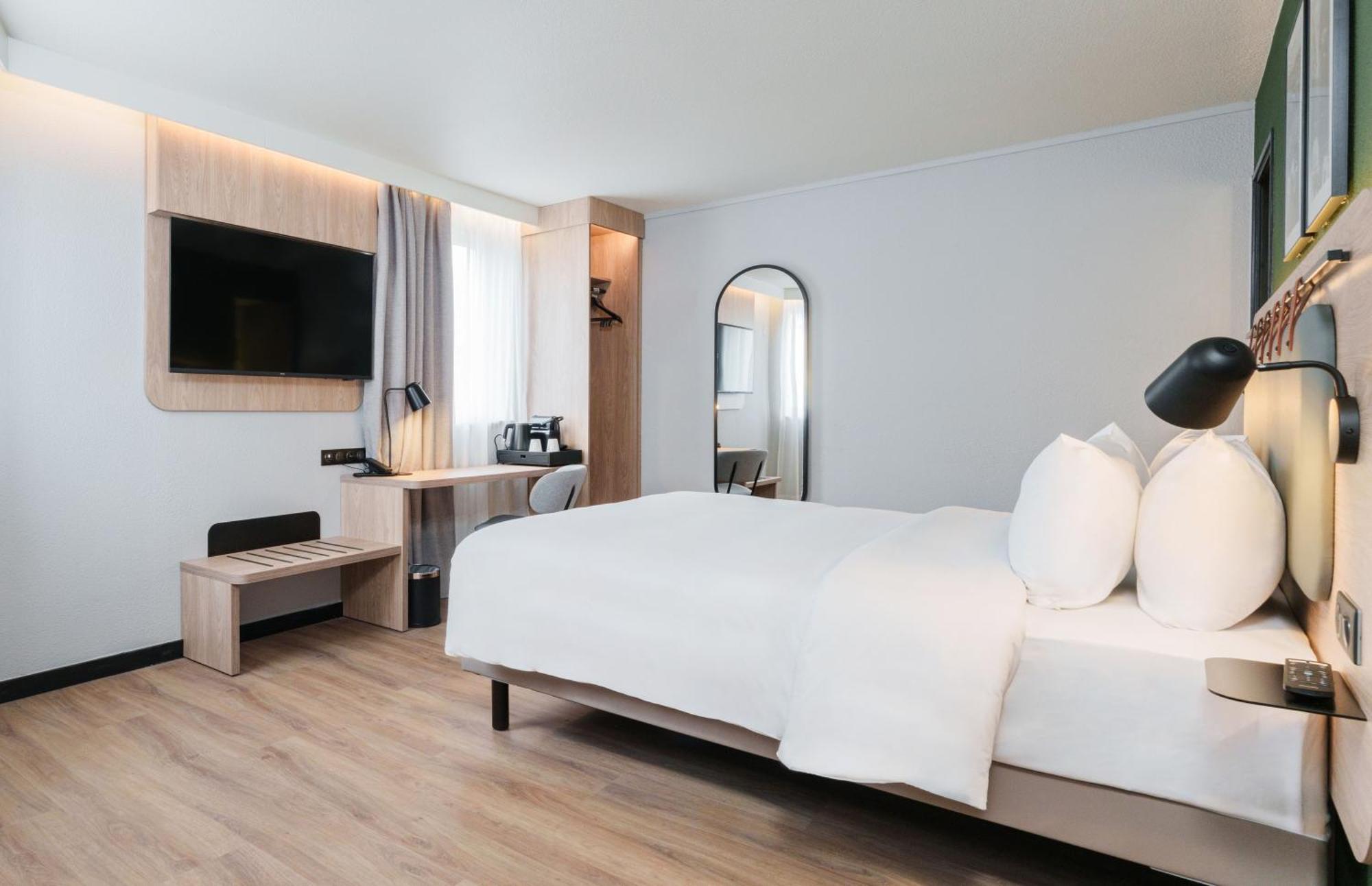 Premium Room 1 Queen Bed