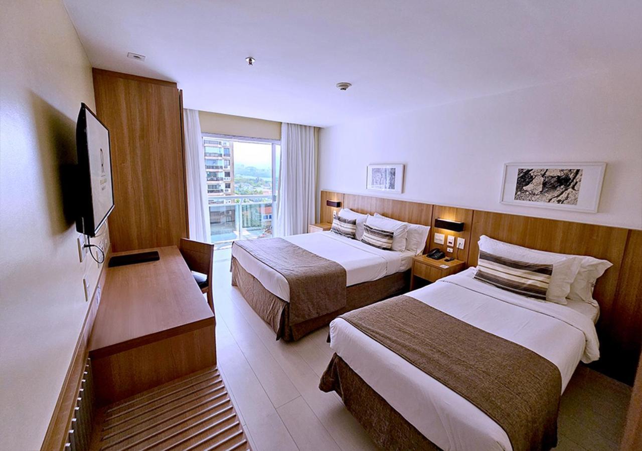 Quarto Triplo Superior com Vista Lateral do Mar com Banheira de Hidromassagem e Varanda