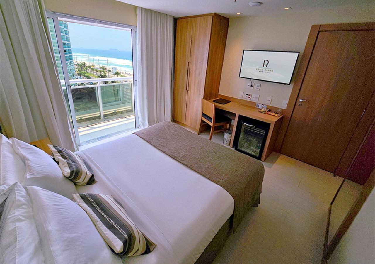 Quarto Superior com Cama de Casal e Vista Lateral do Mar