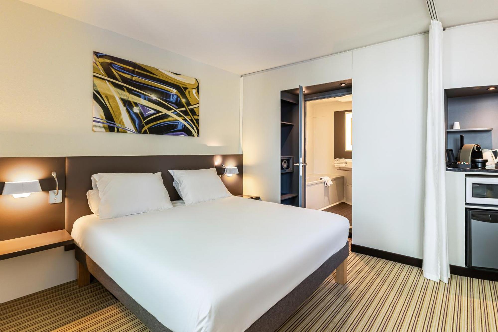 Queen-Size Bed Suite Single Bed