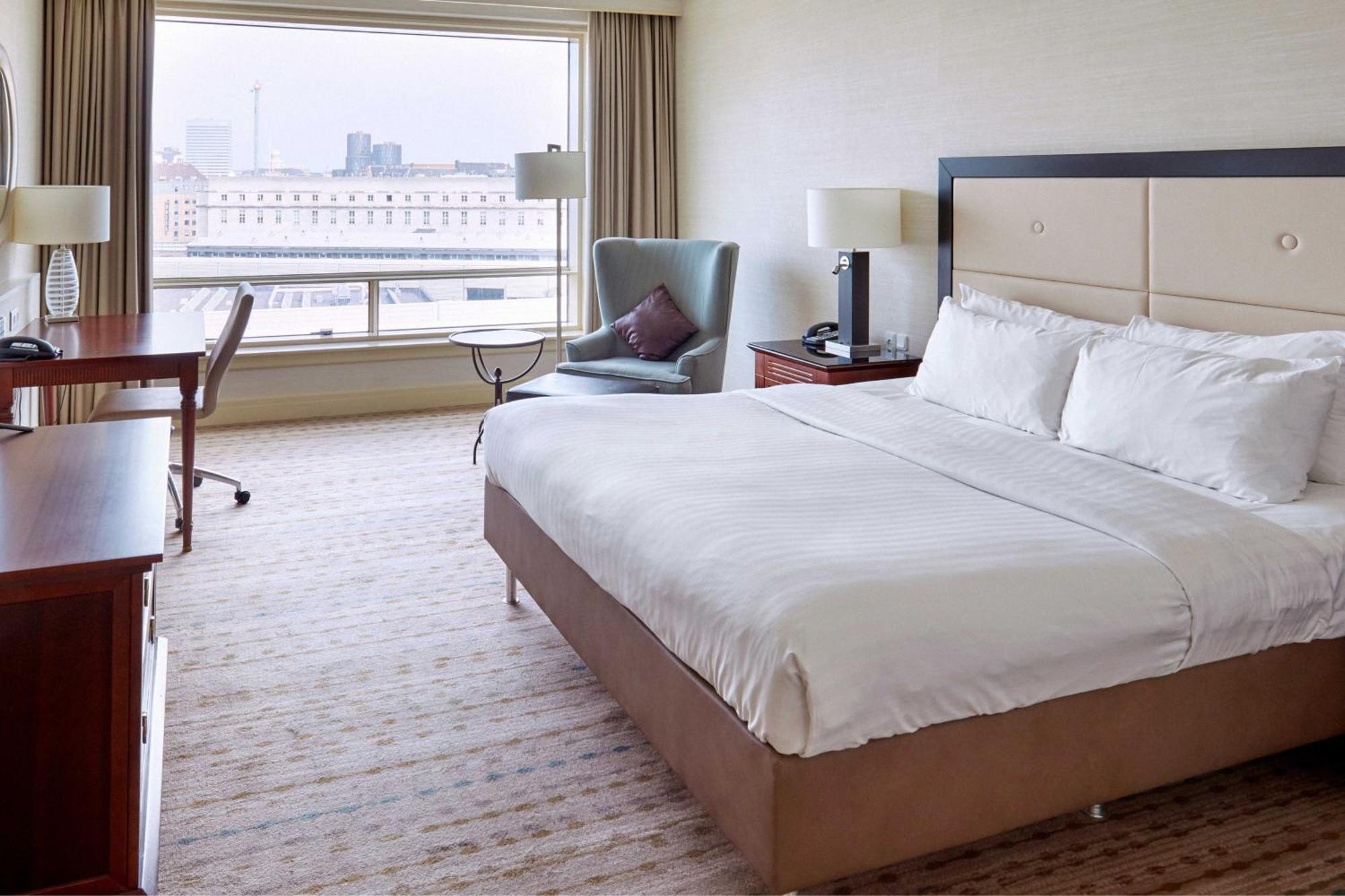 Deluxe Guest Room 1 King City View