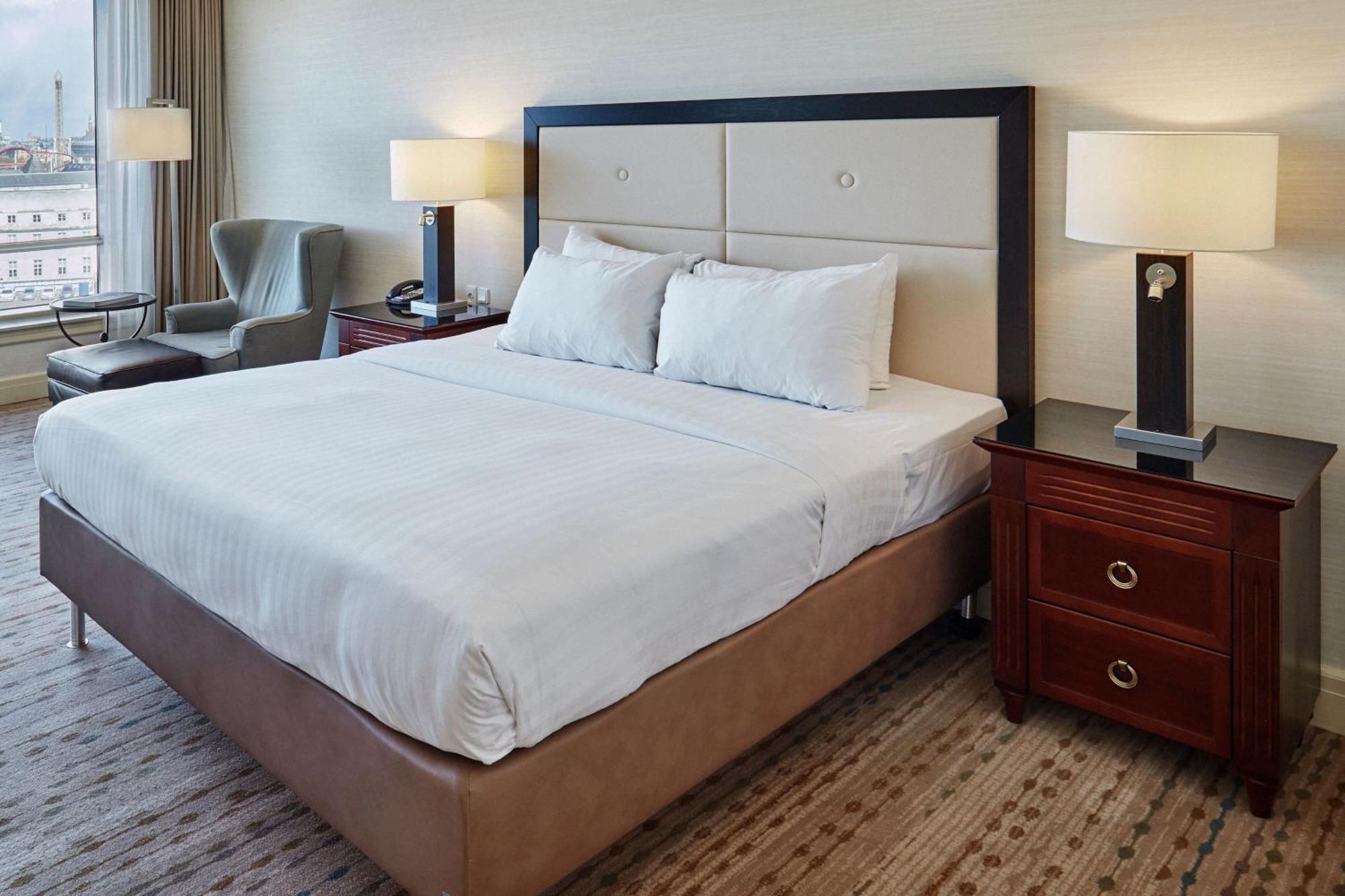 Deluxe Guest Room 1 King City View