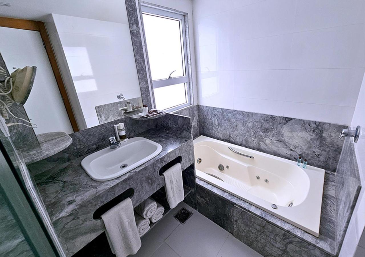 Quarto Super Deluxe vista Frontal Mar com Banheira de Hidromassagem e Varanda
