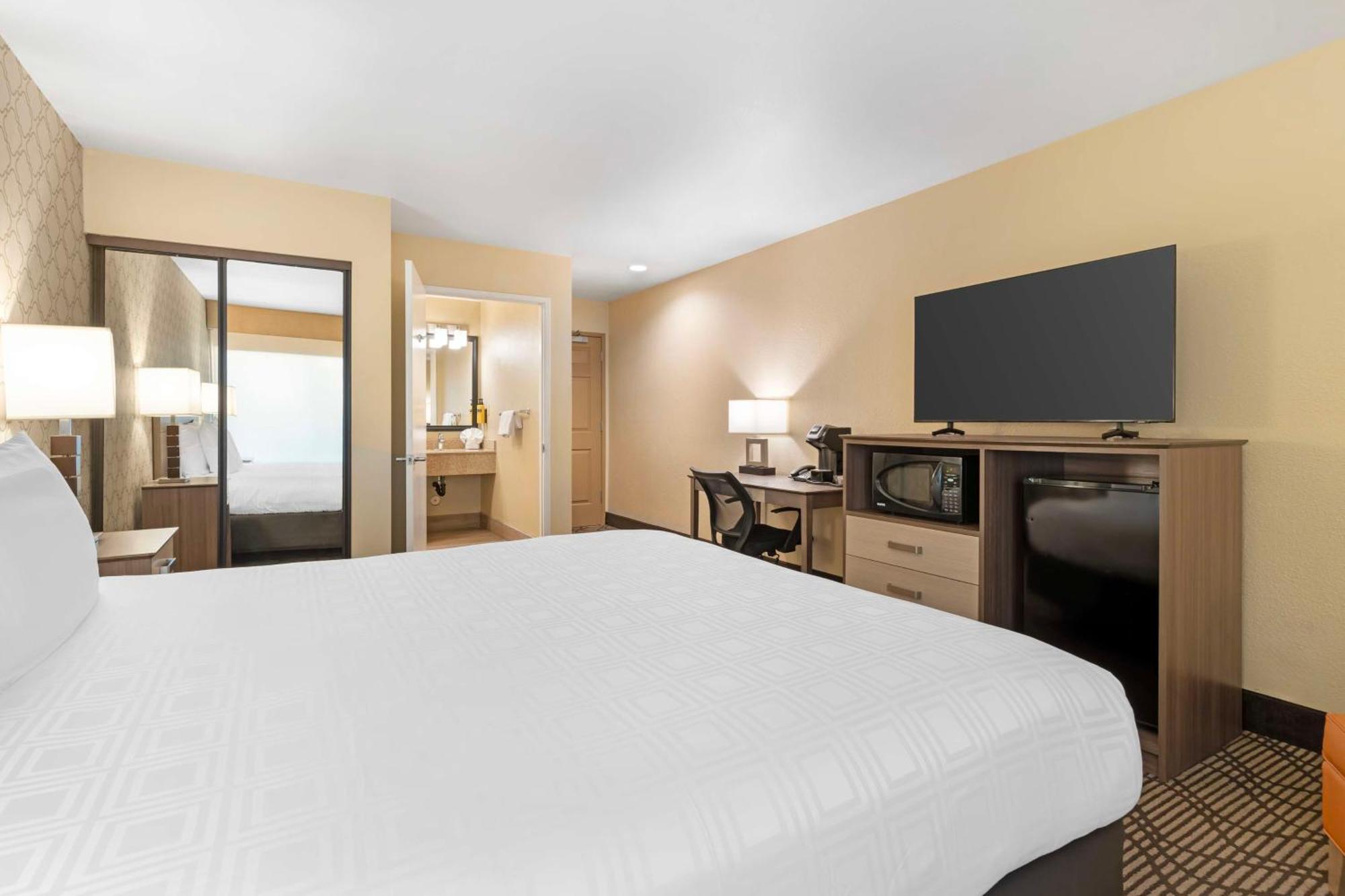 King Room with Roll-in Shower - Disability Access/Non-Smoking