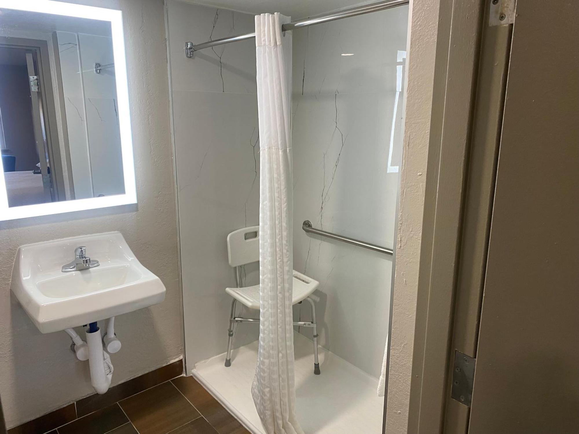 King Room with Roll-in Shower - Mobility Access/Non-Smoking