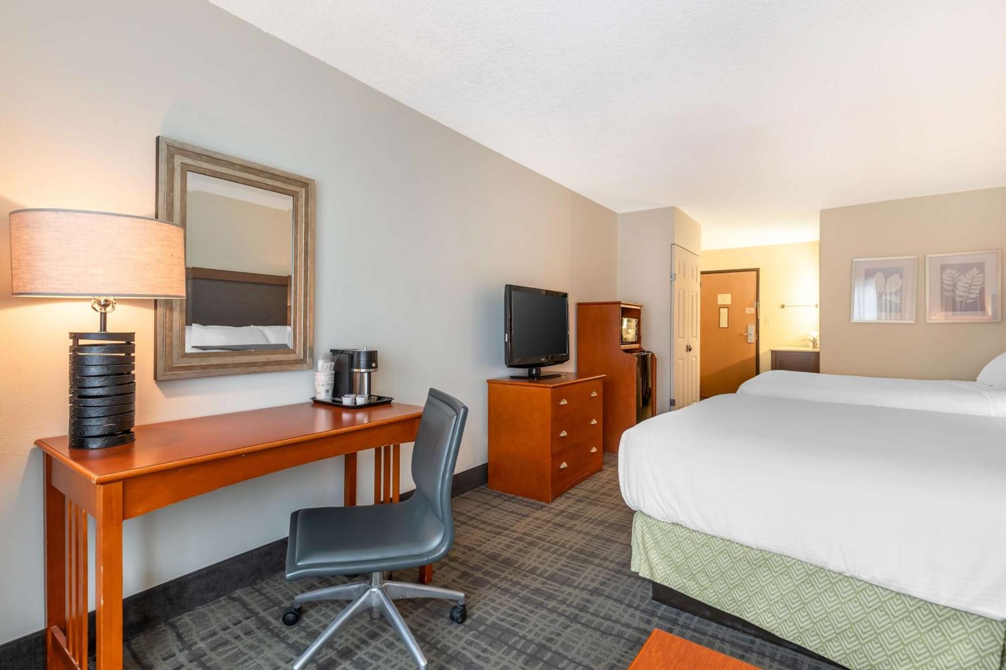 Family Room with Two Queen Beds - Pet Friendly