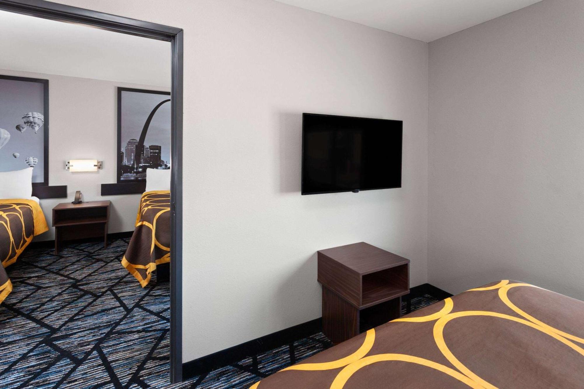 One-Bedroom with Three Queen Beds - Non-Smoking