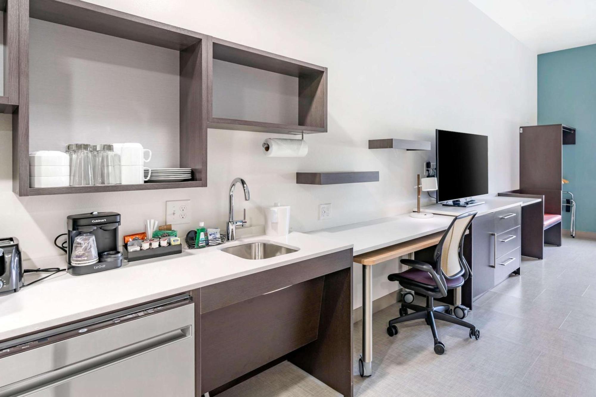 King Studio Suite Tub Mobility or Hearing Accessible